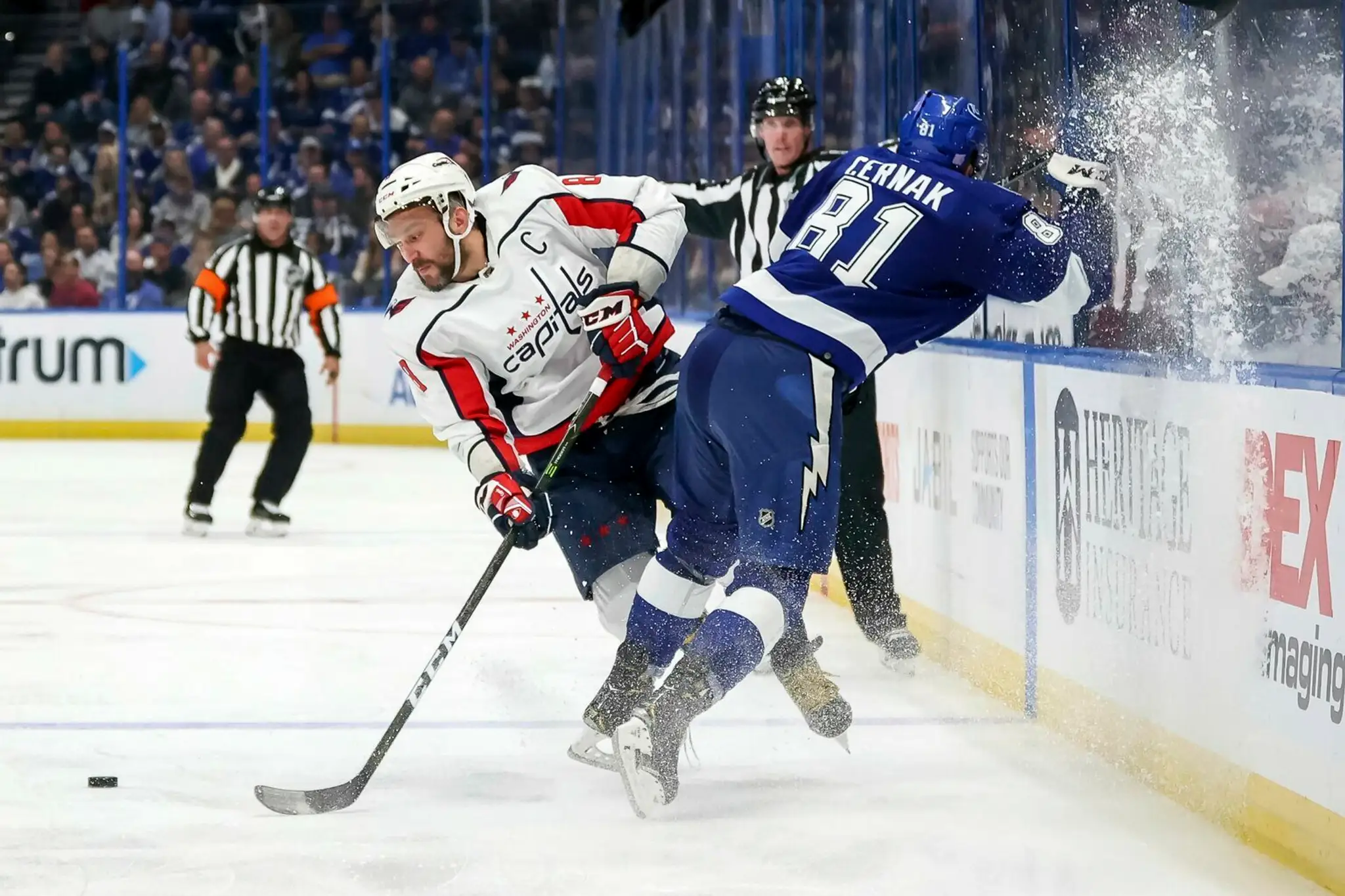 Slovenský obranca Erik Černák v zápase NHL.