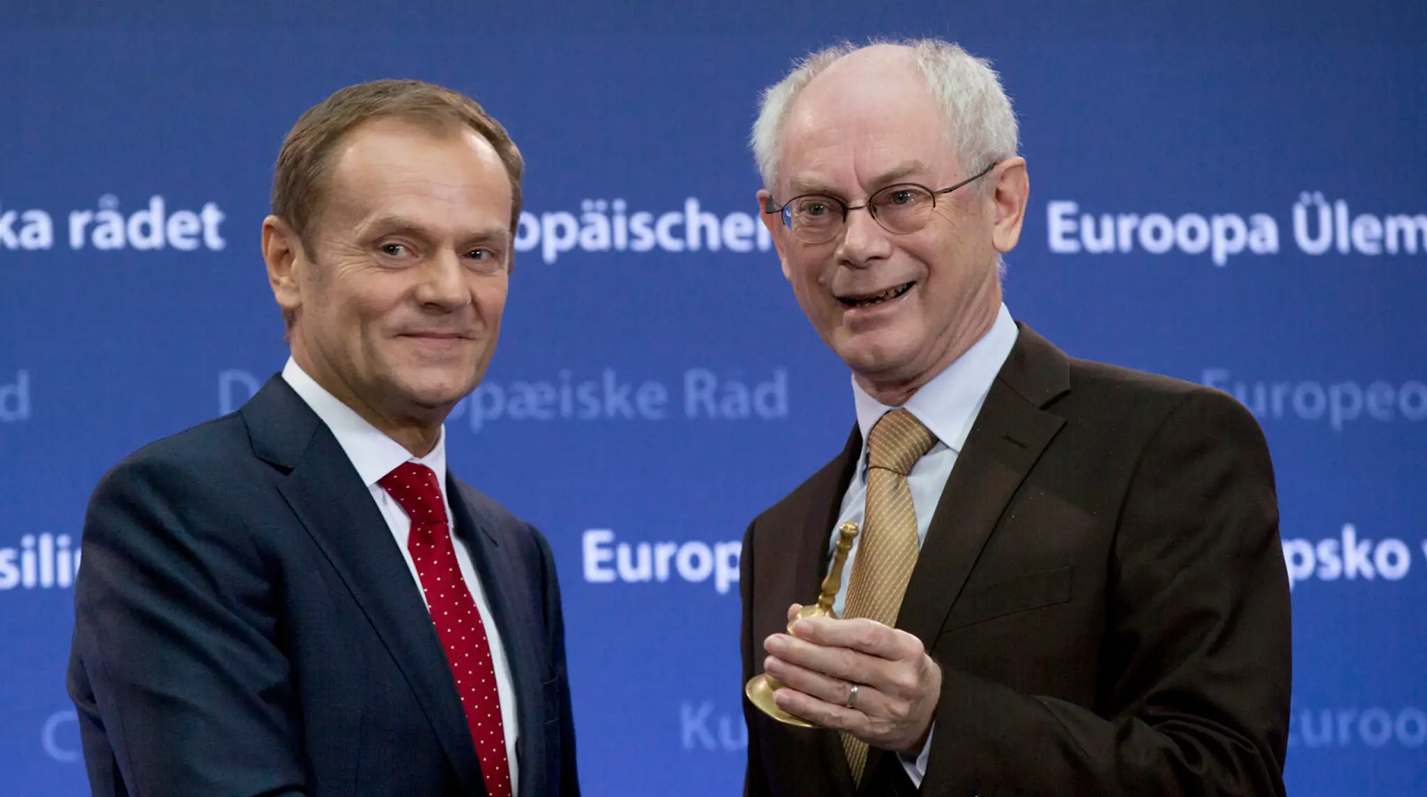 Nastupujúci predseda Európskej rady Donald Tusk a odchádzajúci Herman Van Rompuy