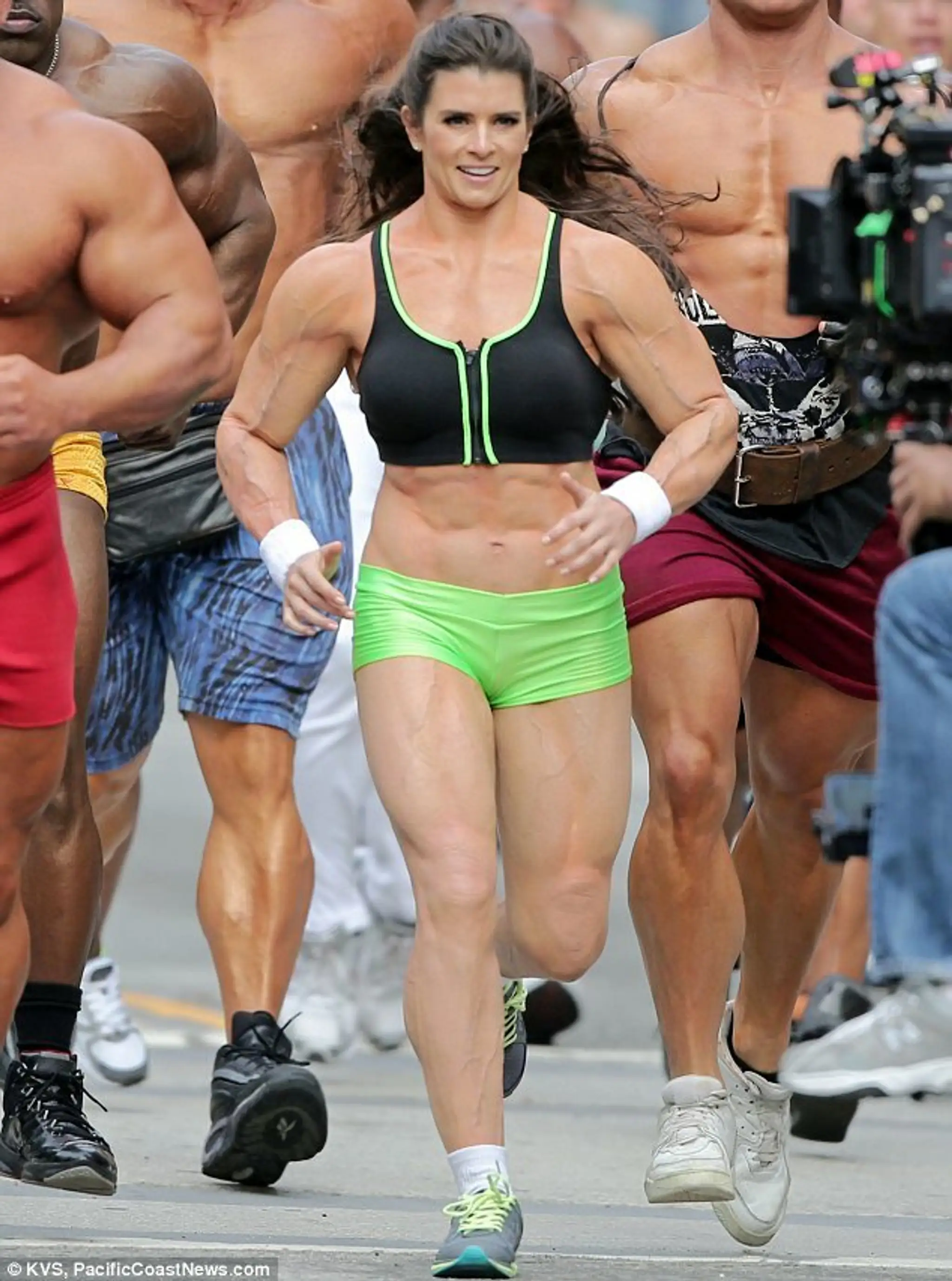 Danica Patrick šokovala svalnatým telom.