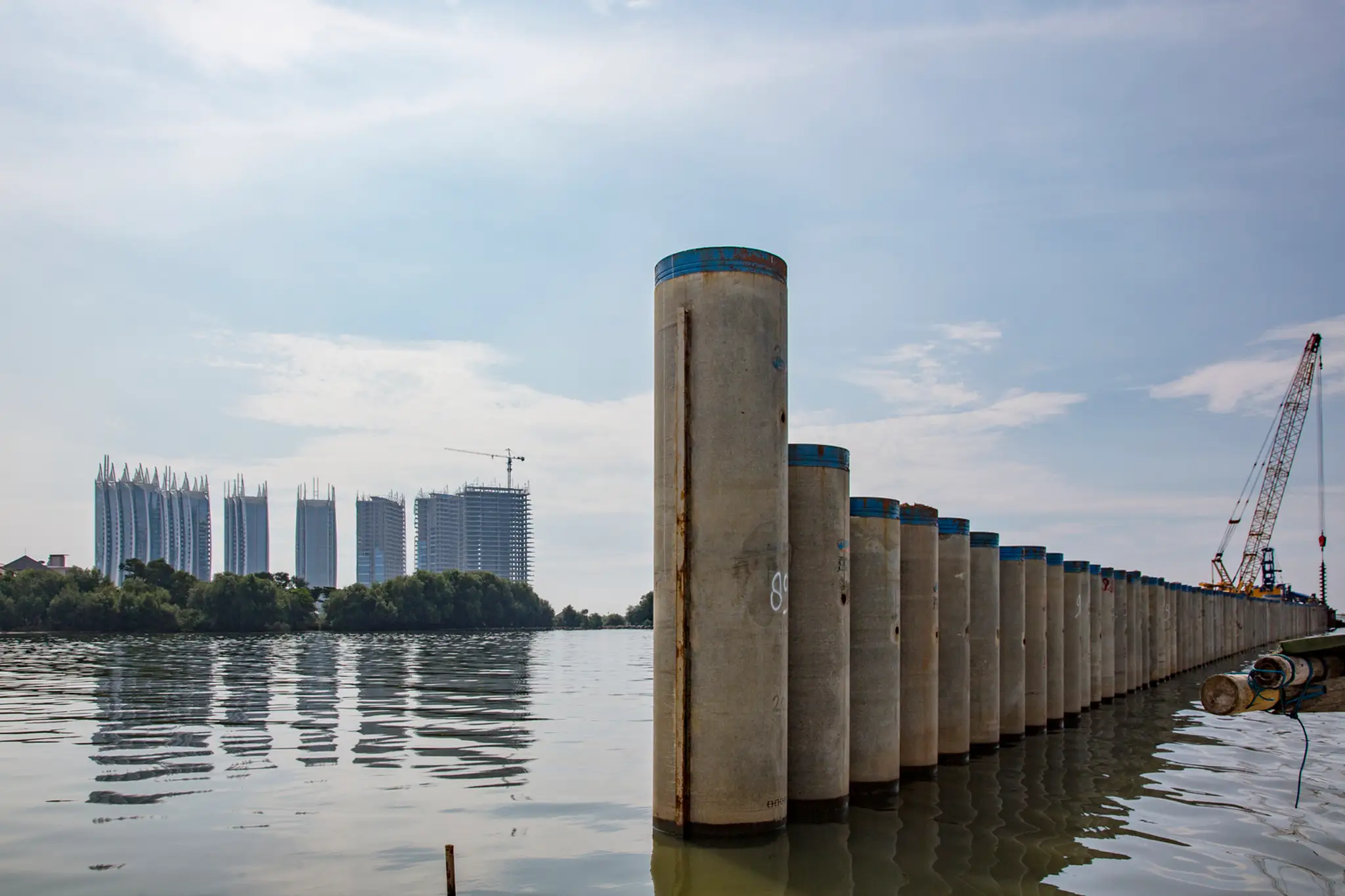 Jakartu chráni pred morom stena betónu.