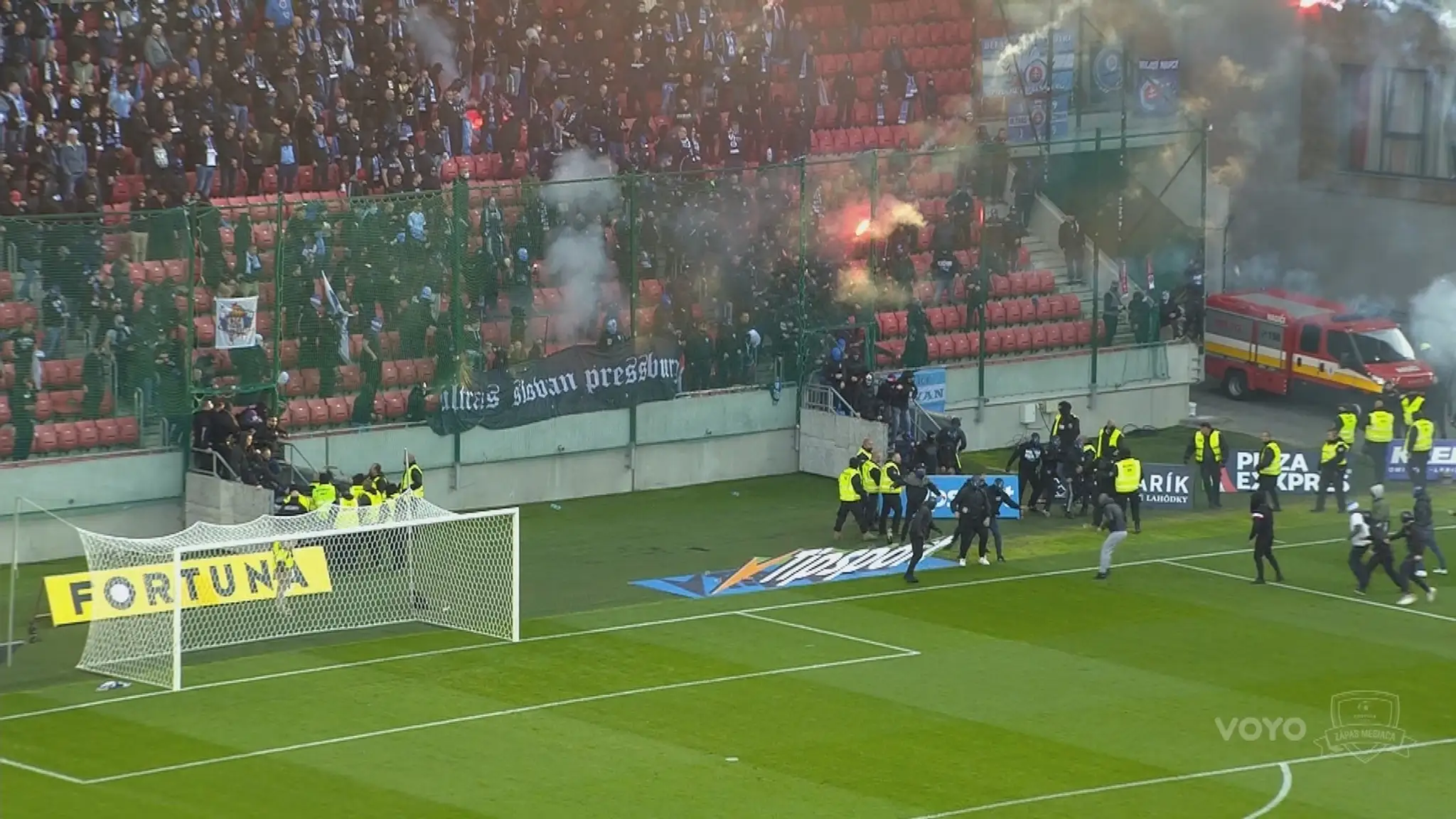 Futbaloví chuligani vtrhli na hraciu plochu.