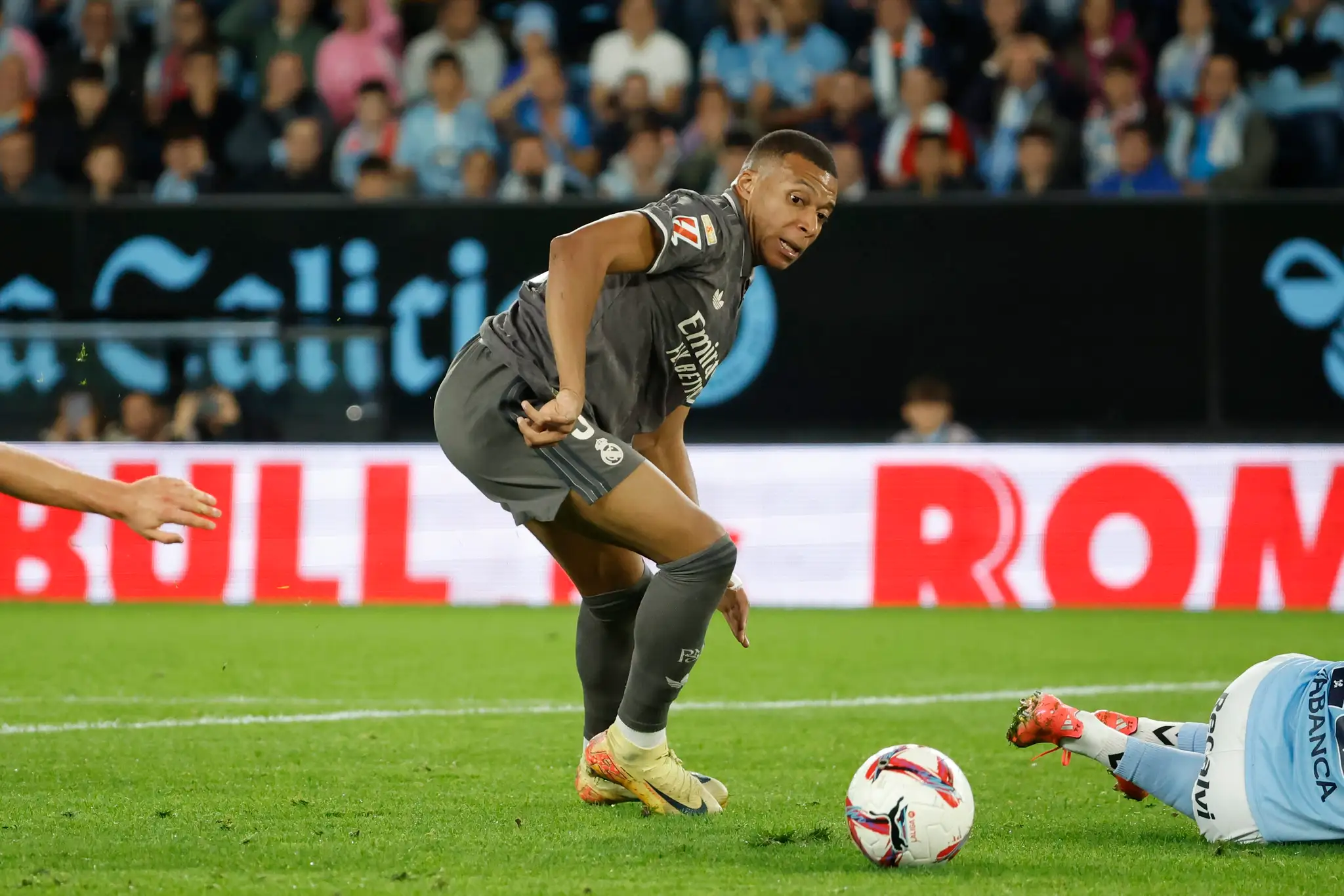 Kylian Mbappé v súboji o loptu.