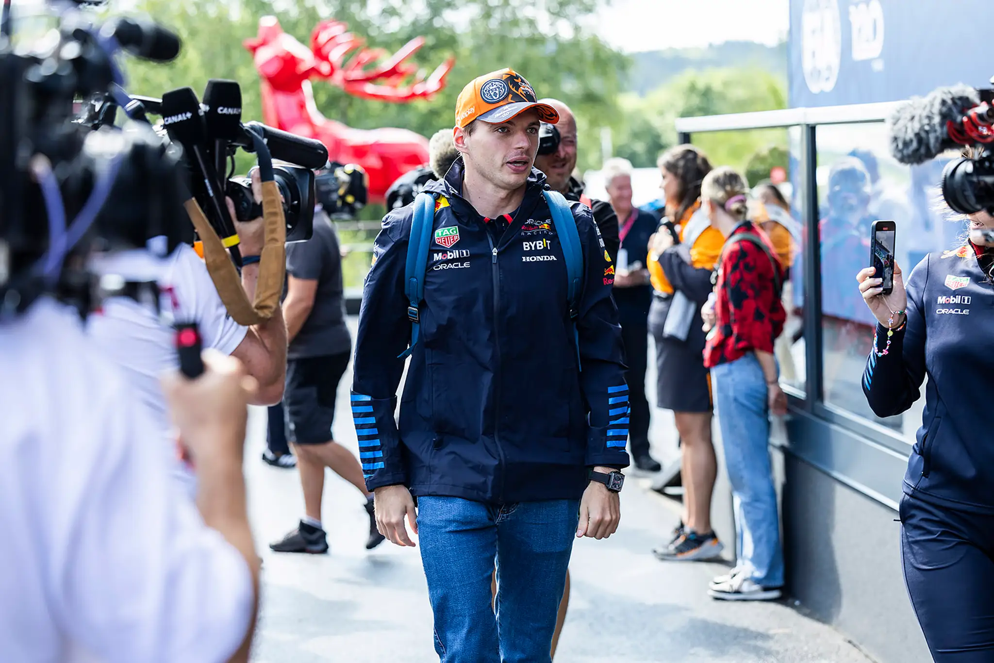 Max Verstappen prichádza na okruh.