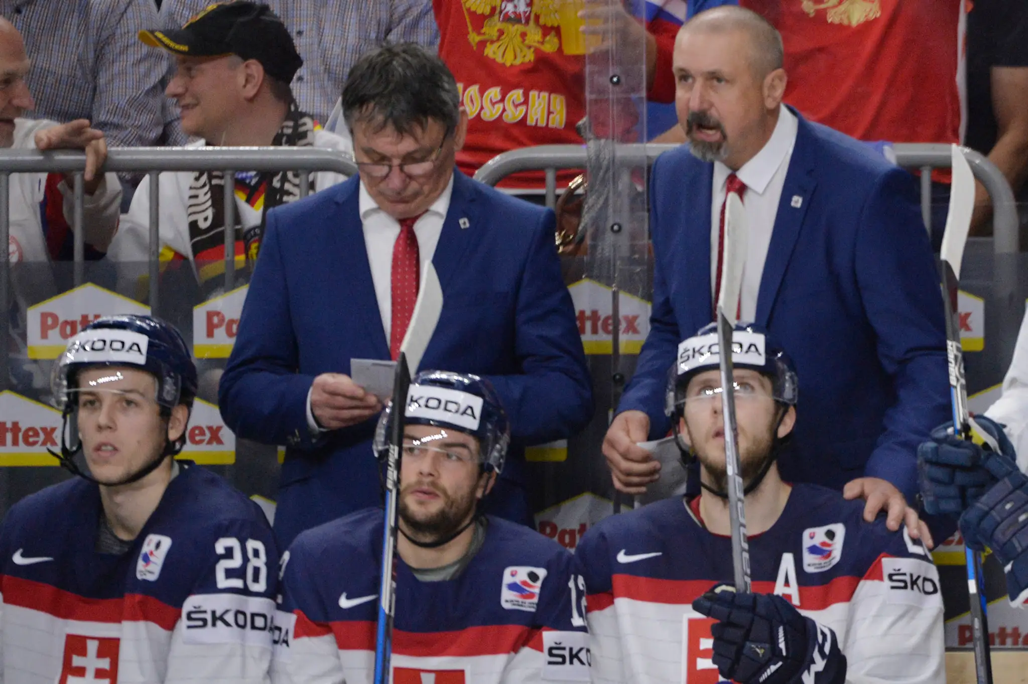 Tréner Slovenska Zdeno Cíger (vpravo) a asistent trénera Miroslav Miklošovič počas zápasu MS 2017 proti Rusku.