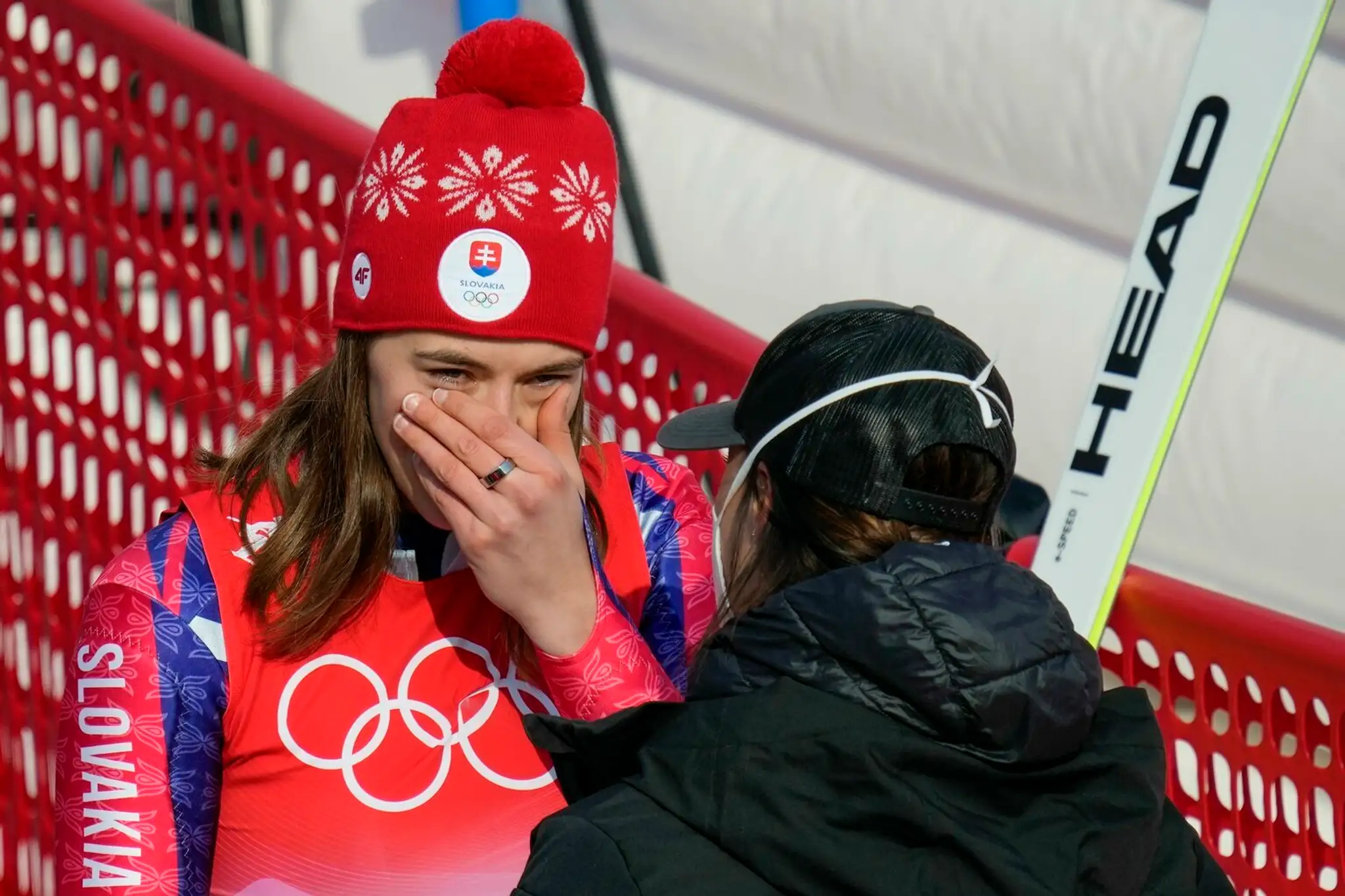 Slovenská lyžiarka Petra Vlhová oslavuje zlato v slalome na ZOH 2022.