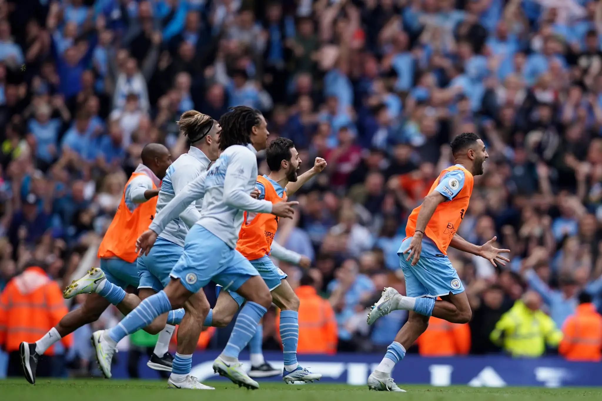 Radosť hráčov  Manchestru City po obhajobe titulu v Premier League.