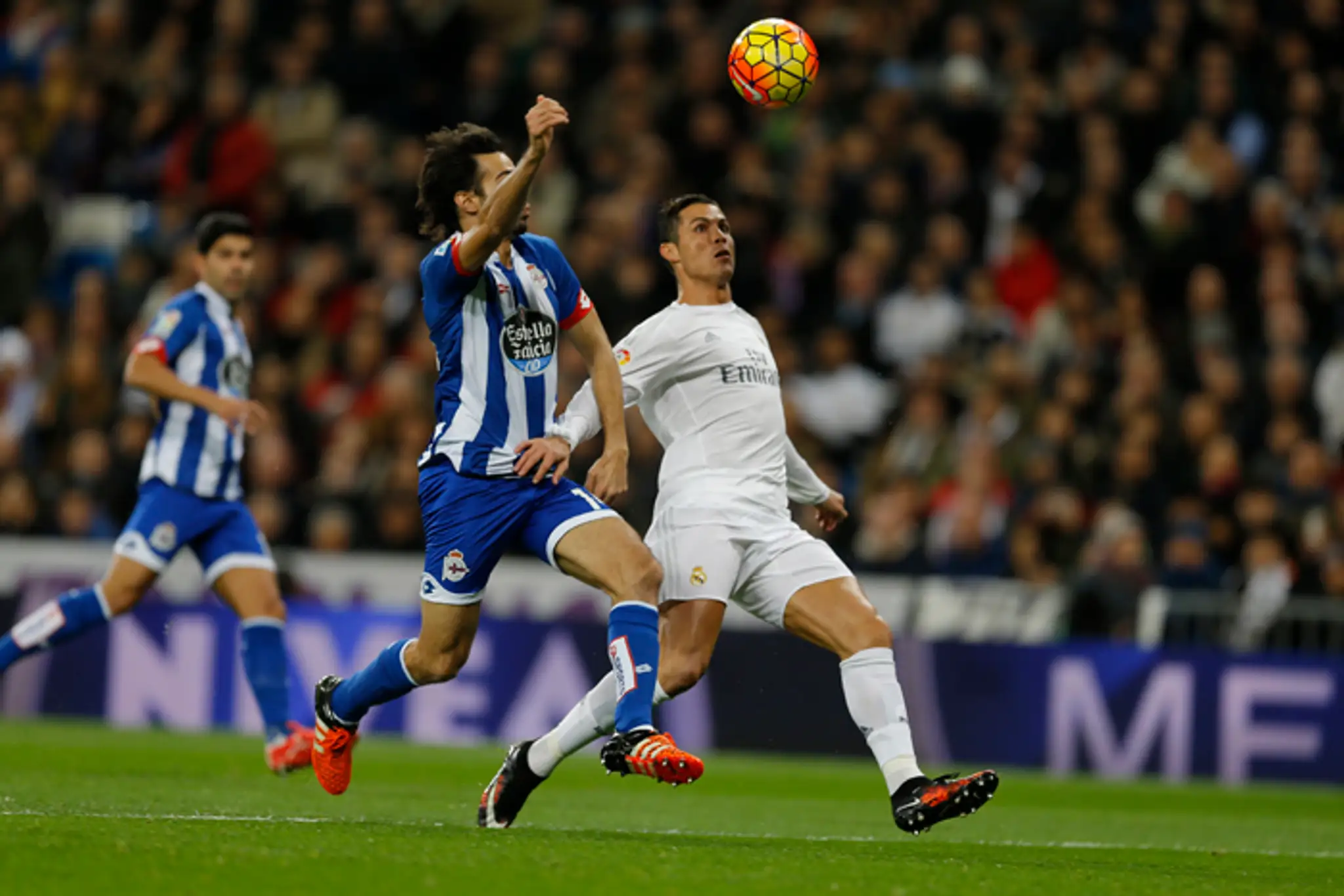 Ronaldo (Real Madrid) a Pedro Mosquera (Deportivo La Coruña) kontrolujú loptu v zápase La Ligy.