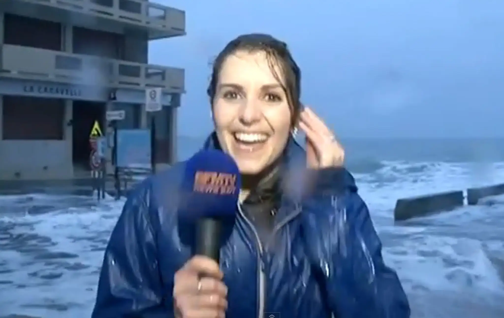 Reportérku zmietla prílivová vlna.