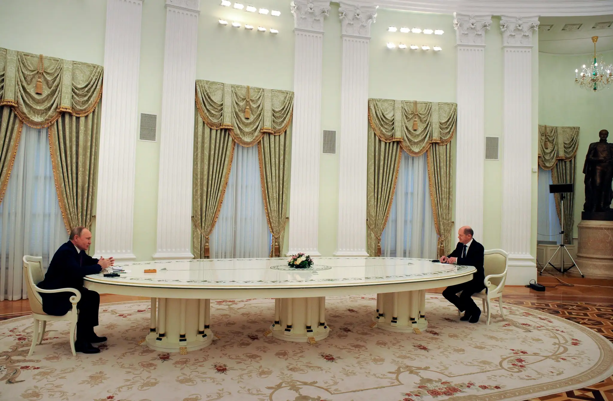 Nemecký kancelár Olaf Scholz a ruský prezident Vladimir Putin 