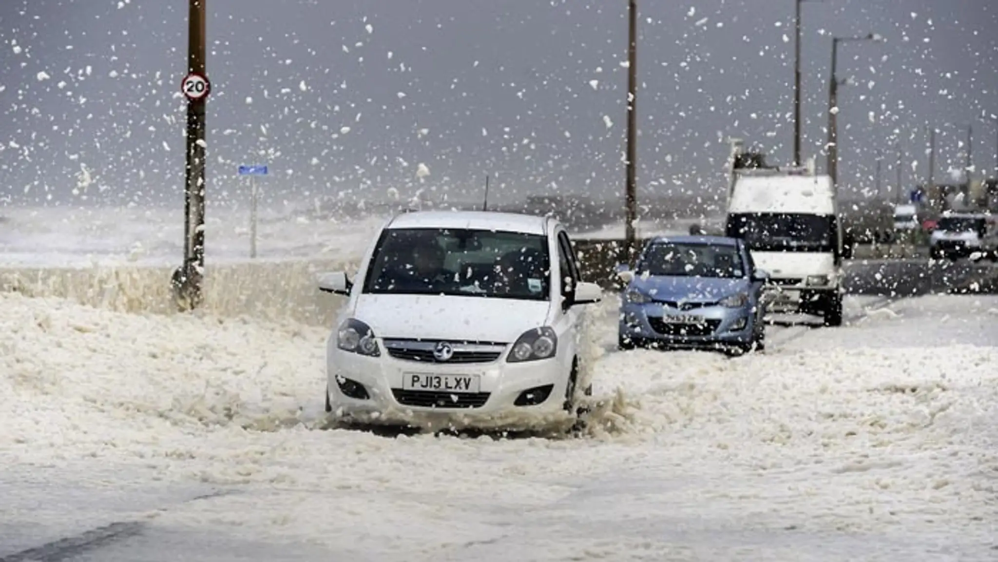 Morská pena z vĺn po víchrici pokryla cestu na pobreží v Cleveleys.
