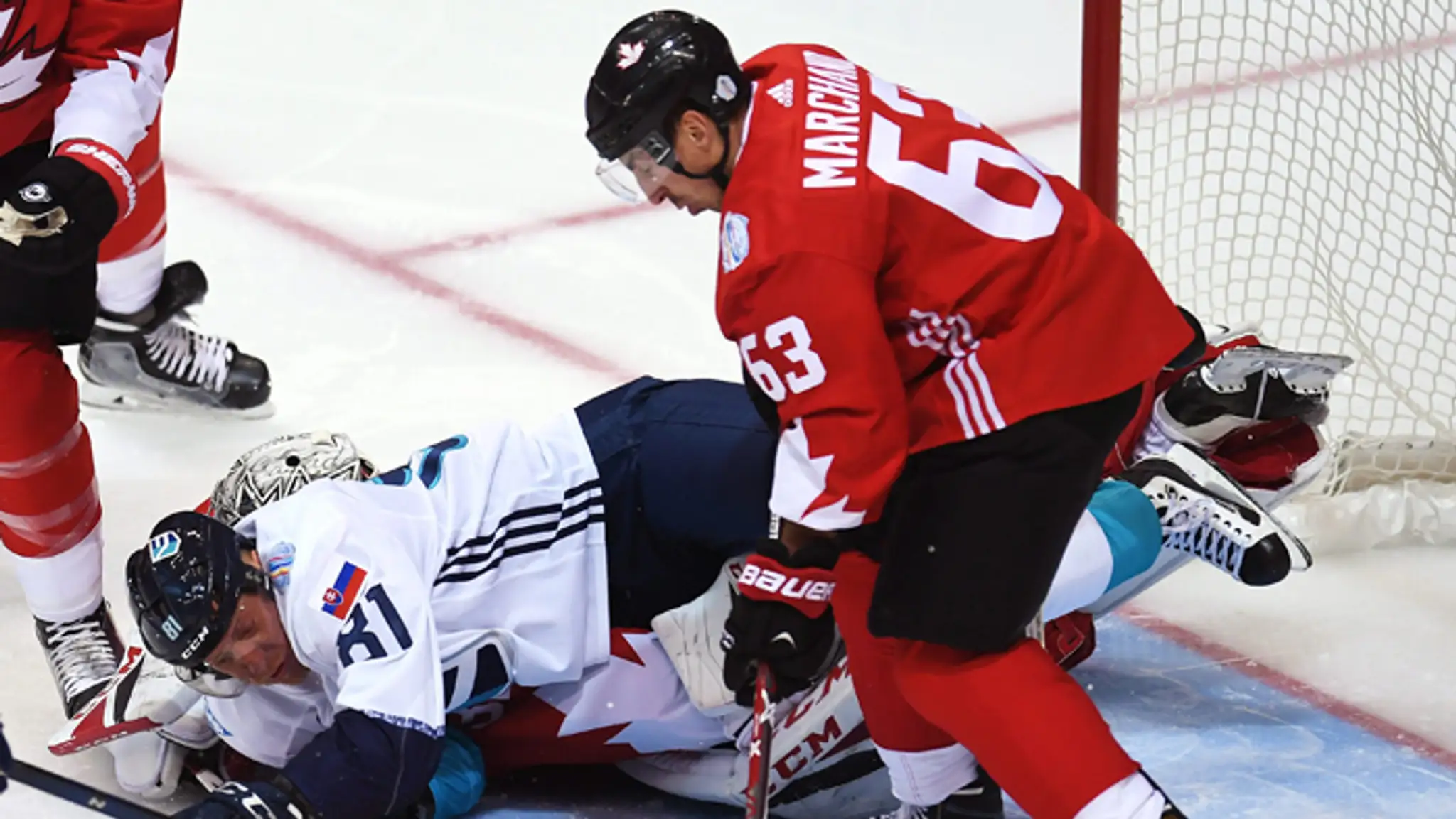 Brad Marchand (Kanada) a Marián Hossa spoločne s brankárom Jaroslavom Halákom (Tím Európa) počas 1. finálového zápasu SP..