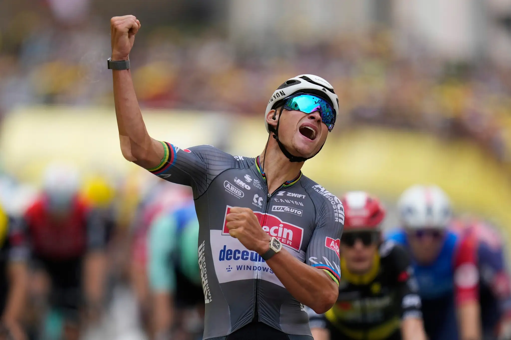 Holanďan Mathieu van der Poel oslavuje etapové víťazstvo.