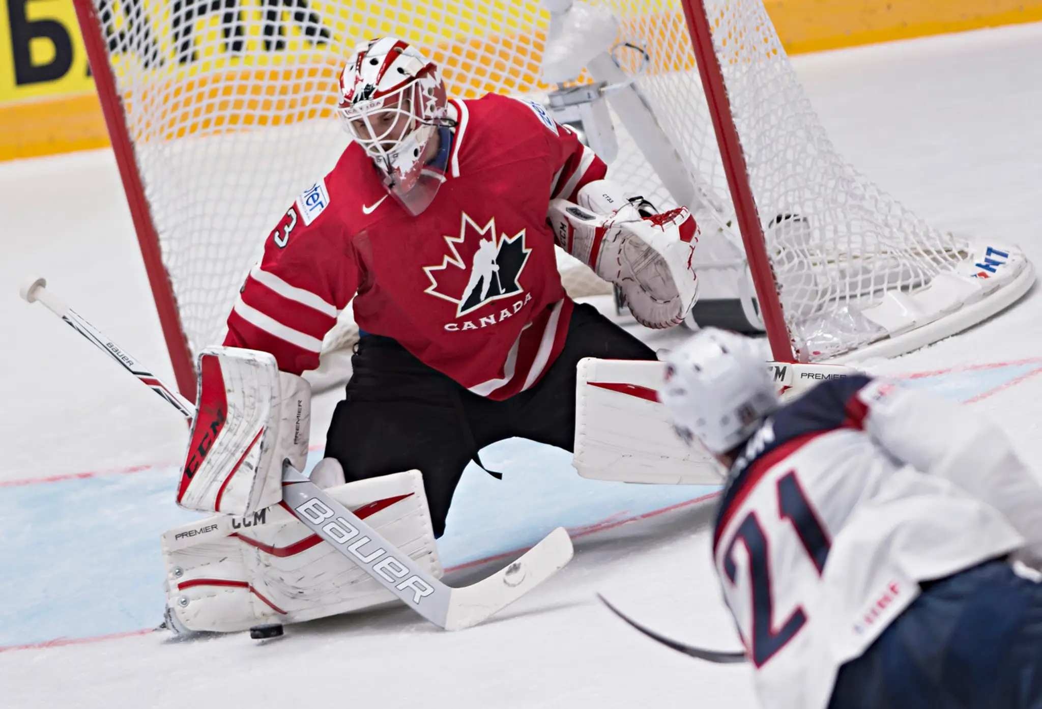Kanadský brankár Cam Talbot čelí strele amerického útočníka Dylana Larkina počas vzájomného duelu B-skupiny MS v Rusku.