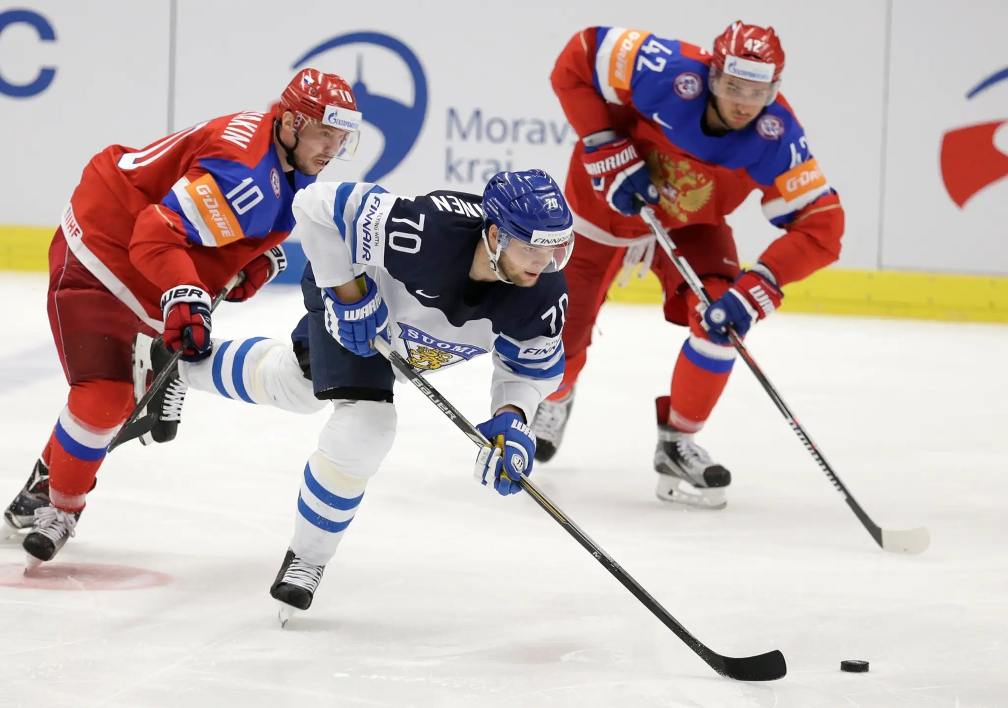 Sergej Mozjakin a Arťom Anisimov naháňajú Teemu Hartikainena.