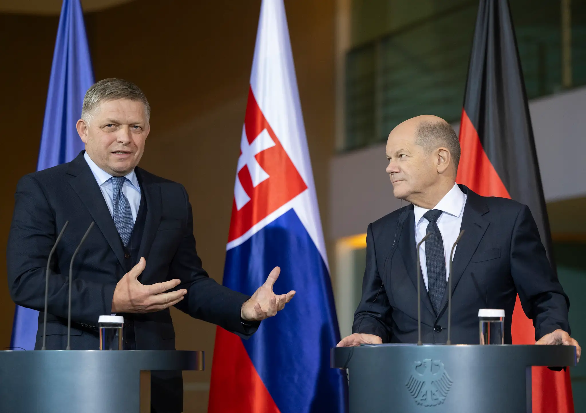 Na snímke sprava nemecký kancelár Olaf Scholz a predseda vlády SR Robert Fico (Smer-SD)