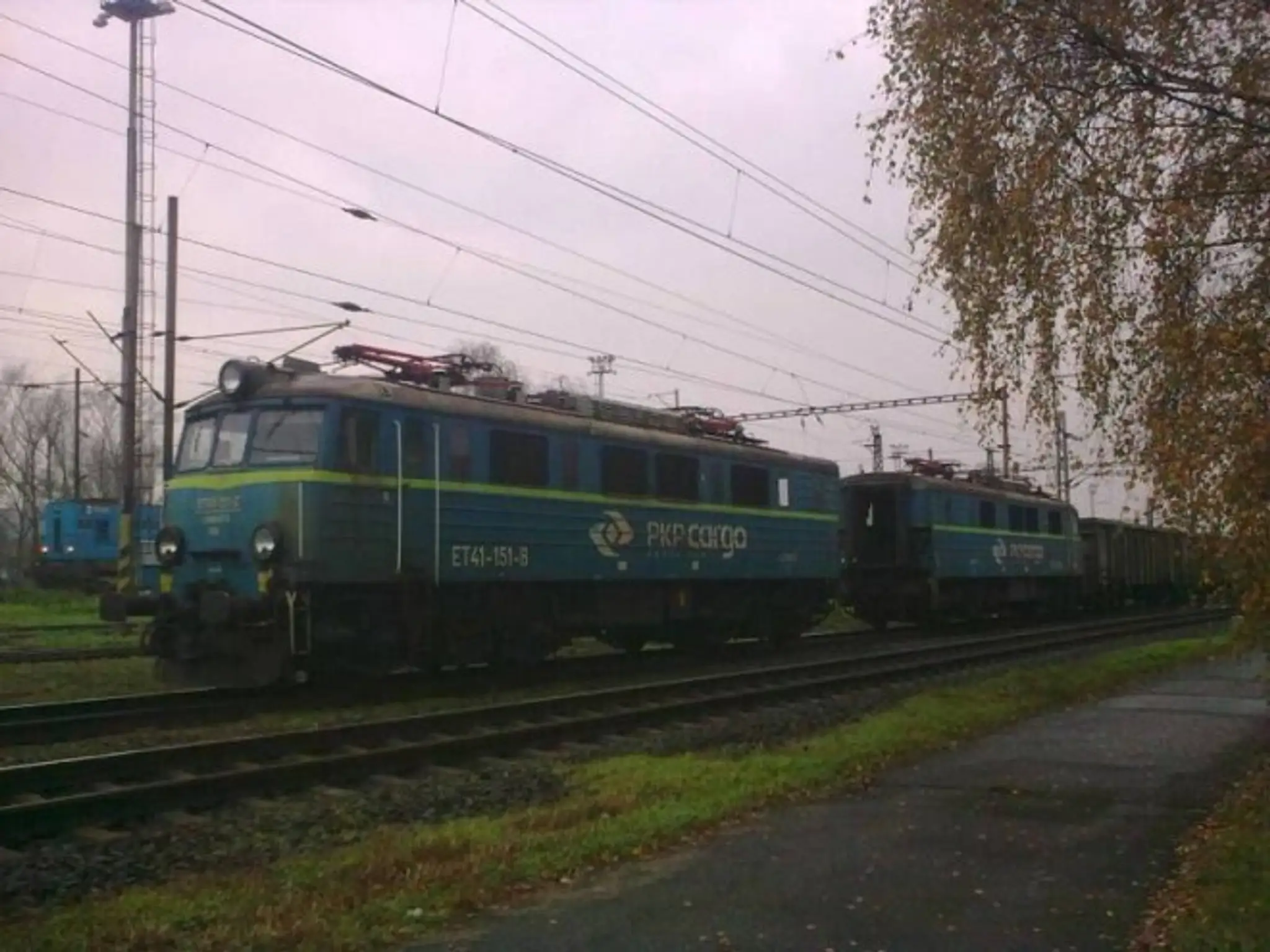 Vlak s vykoľajenými vozňami prešiel asi 1,5 kilometra