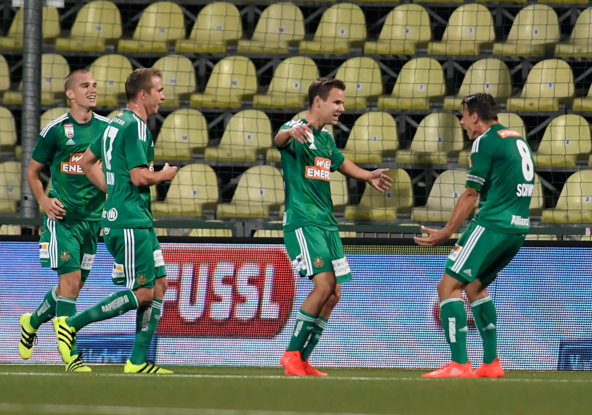 Gólová radosť hráčov Rapidu Viedeň v dueli predkola EL proti AS Trenčín.