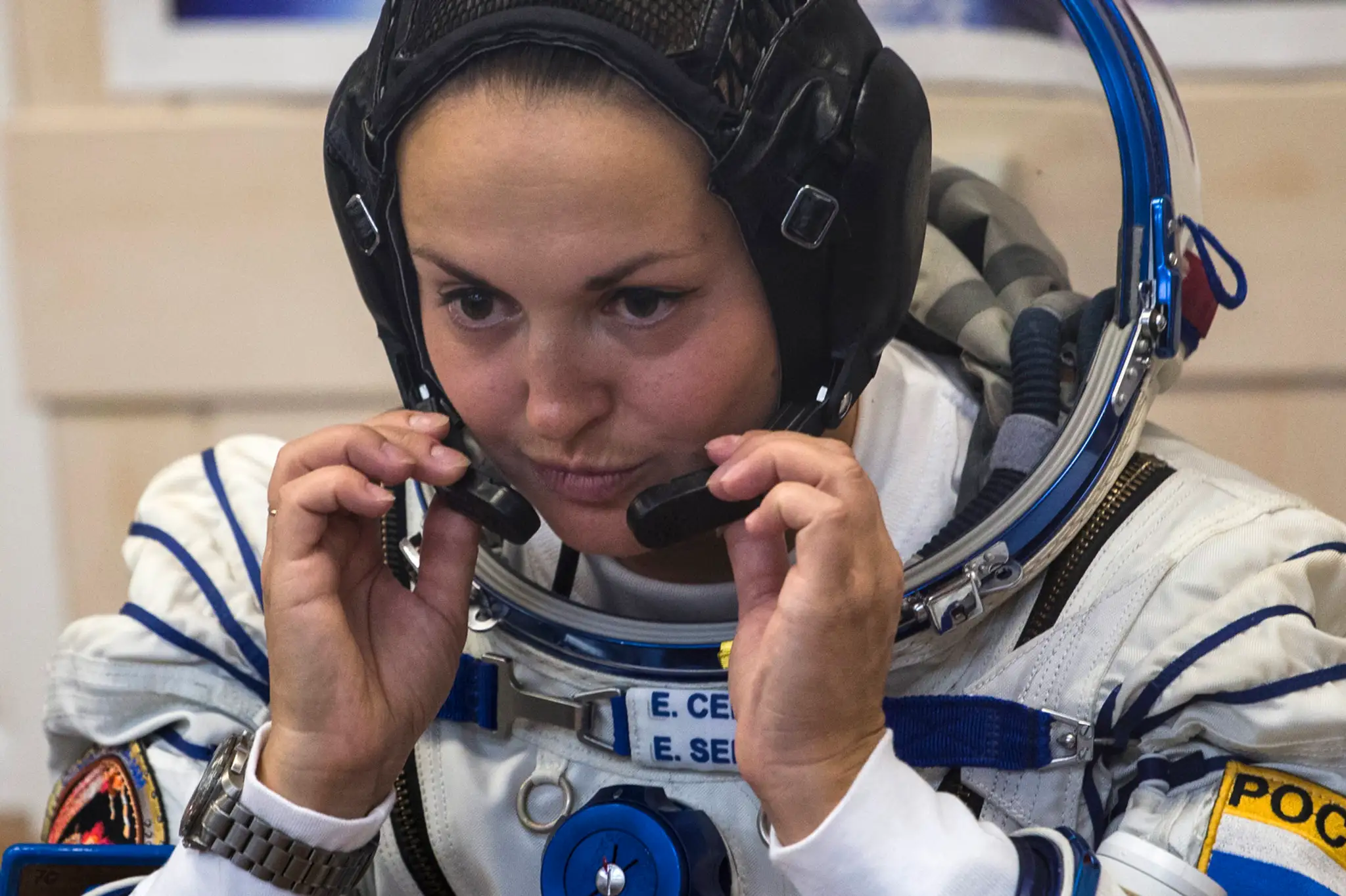 Členka posádky ruská kozmonautka Jelena Serovová .