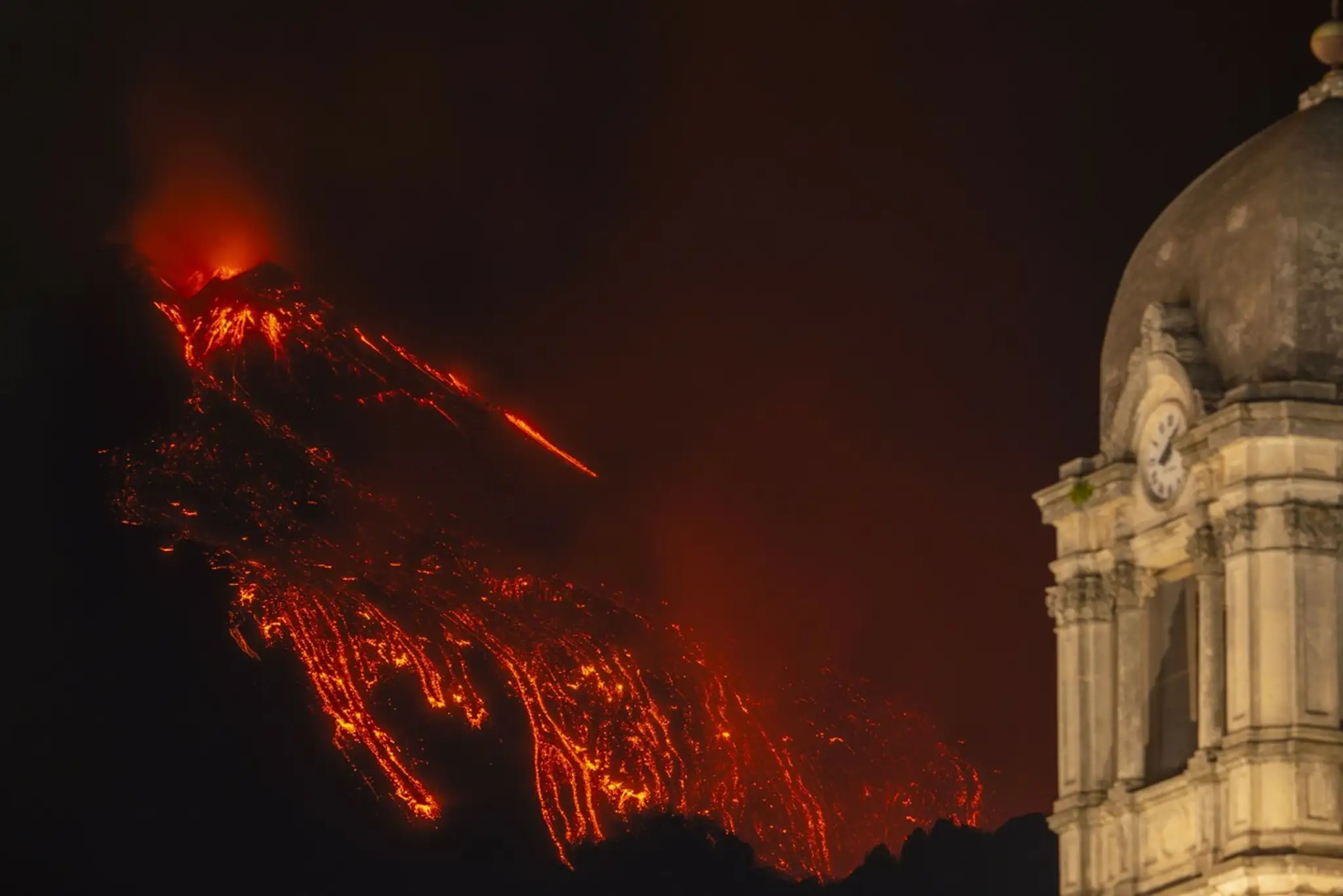 Etna chrlí lávu