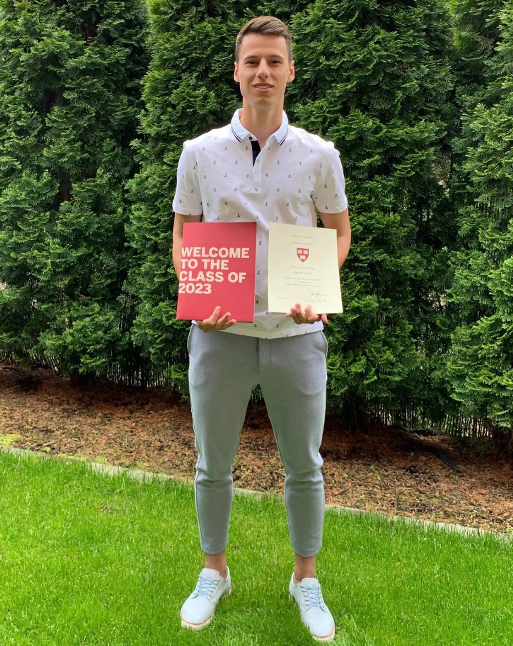 Martin s dokumentami, že ho prijali na Harvard.