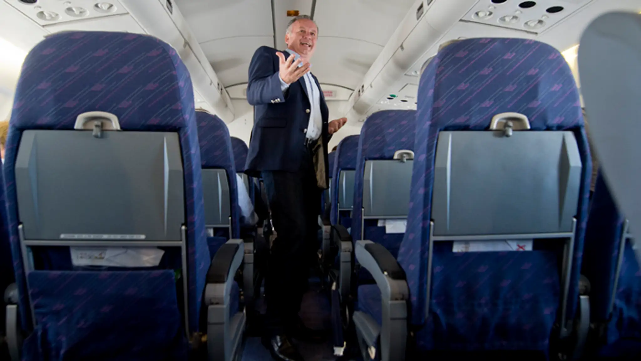 Na archívnej snímke prezident Andrej Kiska na palube vládneho špeciálu.