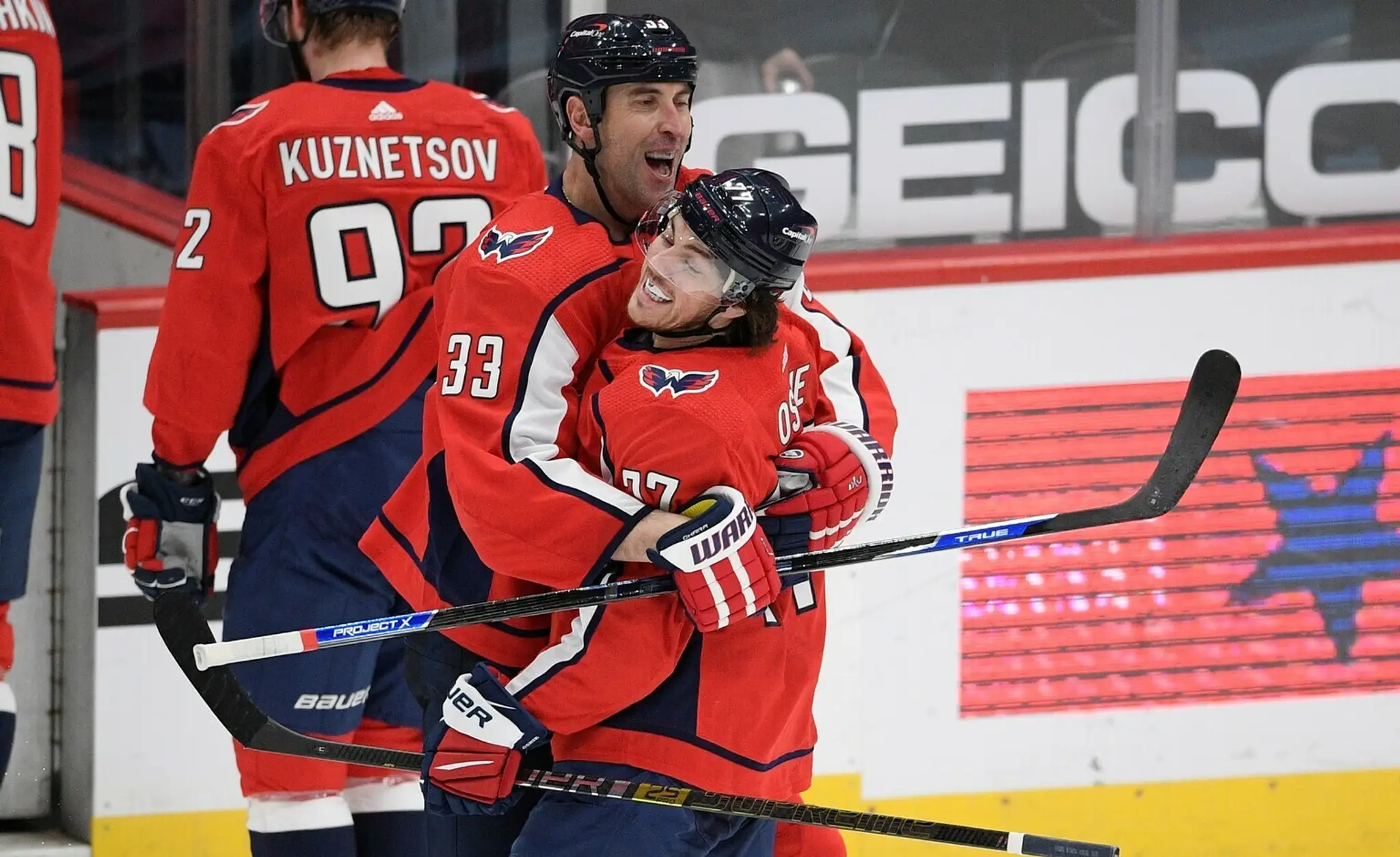 Zdeno Chára v objatí s T.J. Oshie.