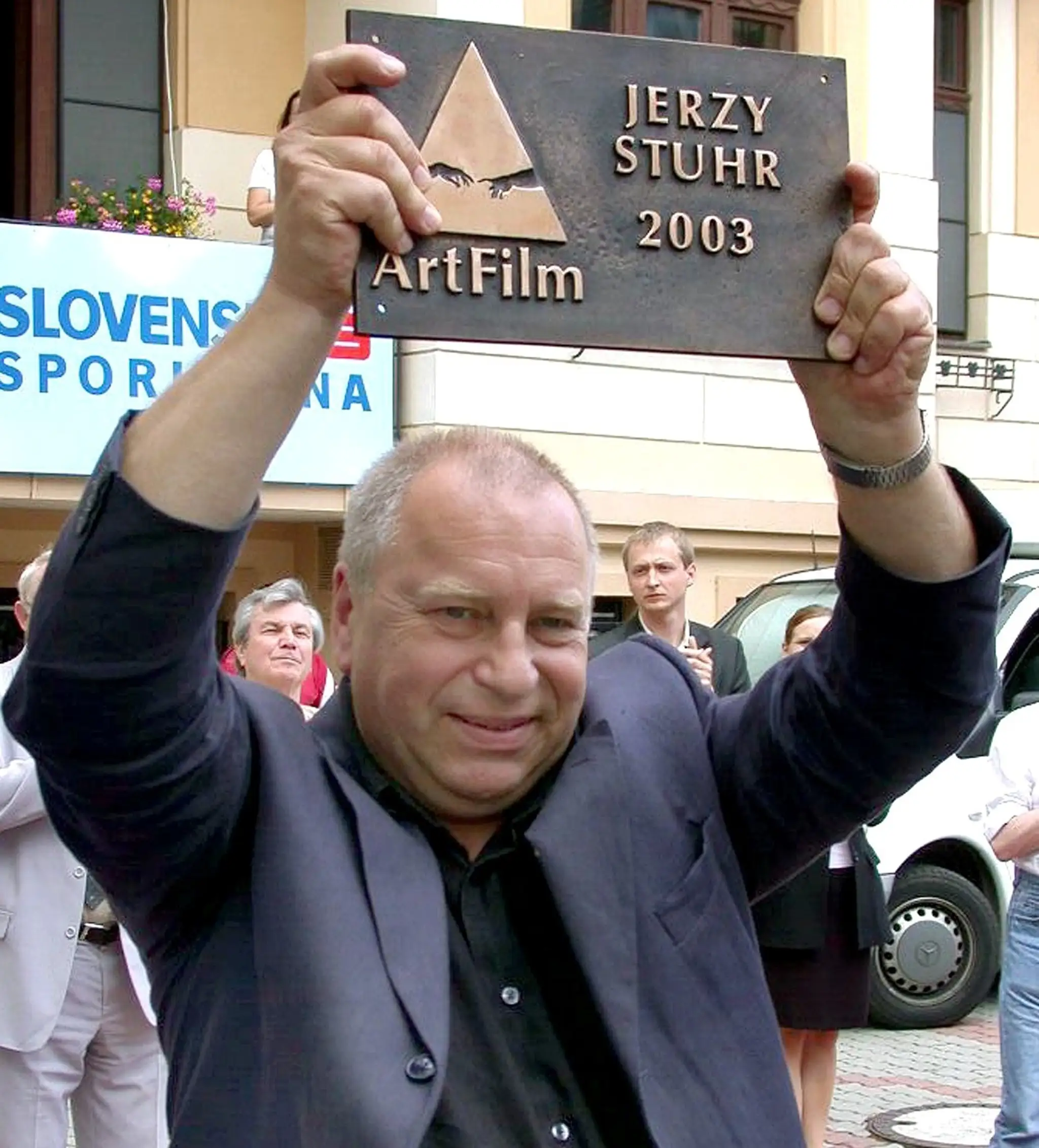 Jerzy Stuh si 26. júna 2003 na Moste slávy v Trenčianskych Tepliciach prevzal cenu festivalu Art Film - Hercova misia.