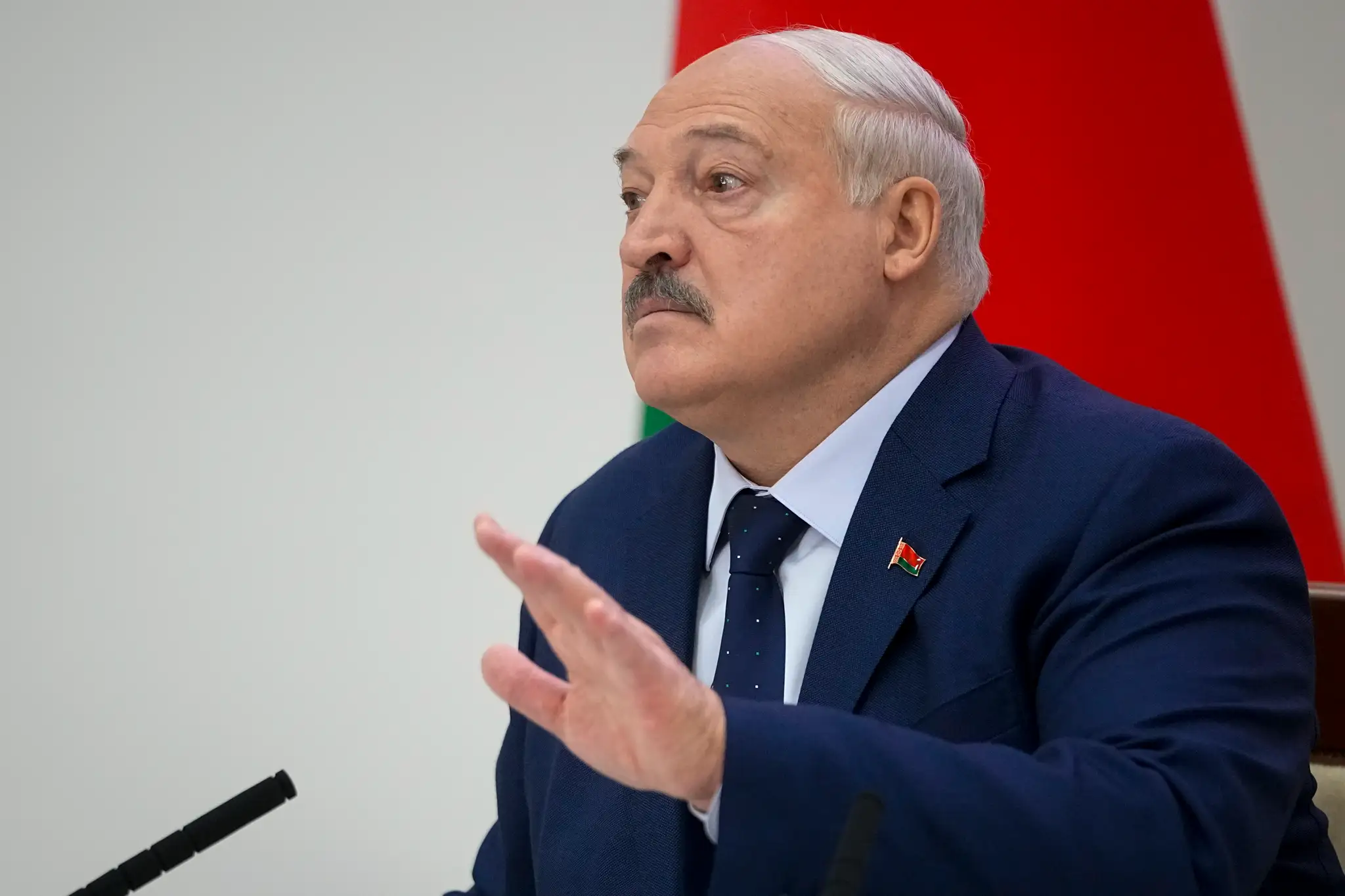 Na snímke bieloruský prezident Alexandr Lukašenko poskytuje rozhovor novinárom po hlasovaní v prezidentských voľbách v krajine.