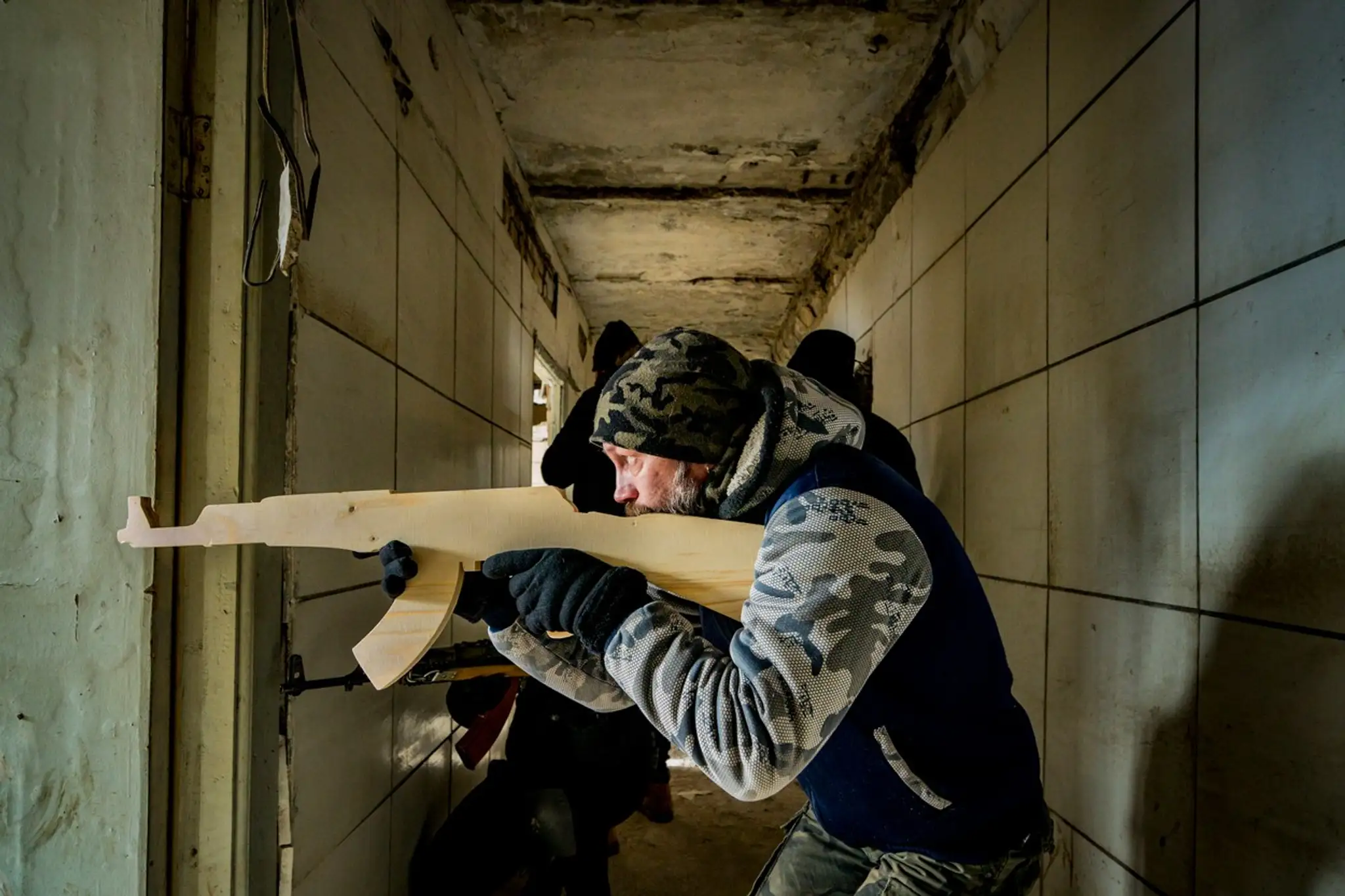 Člen ukrajinskej domobrany počas výcviku CQB.