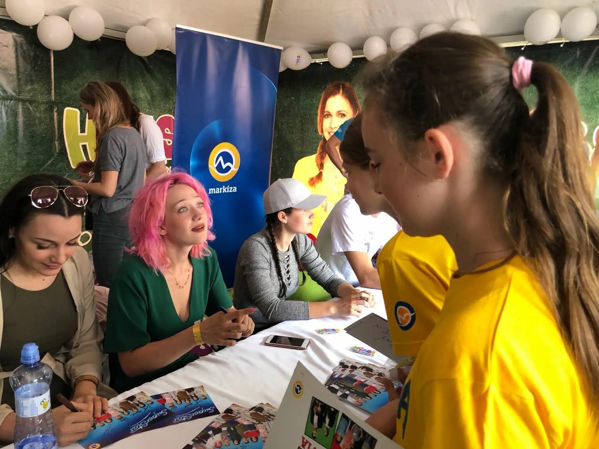 Aneta Horňáková, Tereza Mašková a Karmen Pál-Baláž na autogramiáde