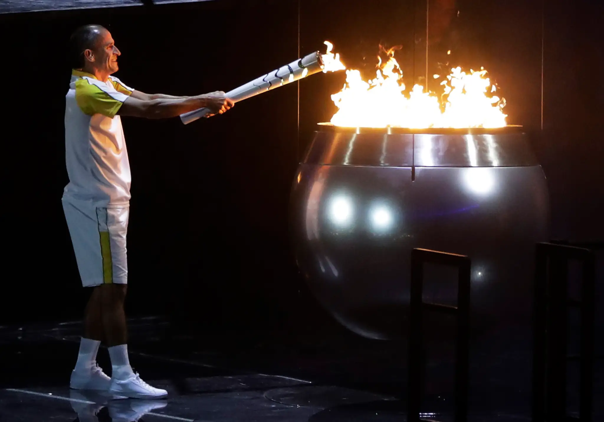 Bývalý maratónec Vanderlei Cordeiro de Lima zapaľuje olympijský oheň počas otváracieho ceremoniálu LOH Rio 2016.