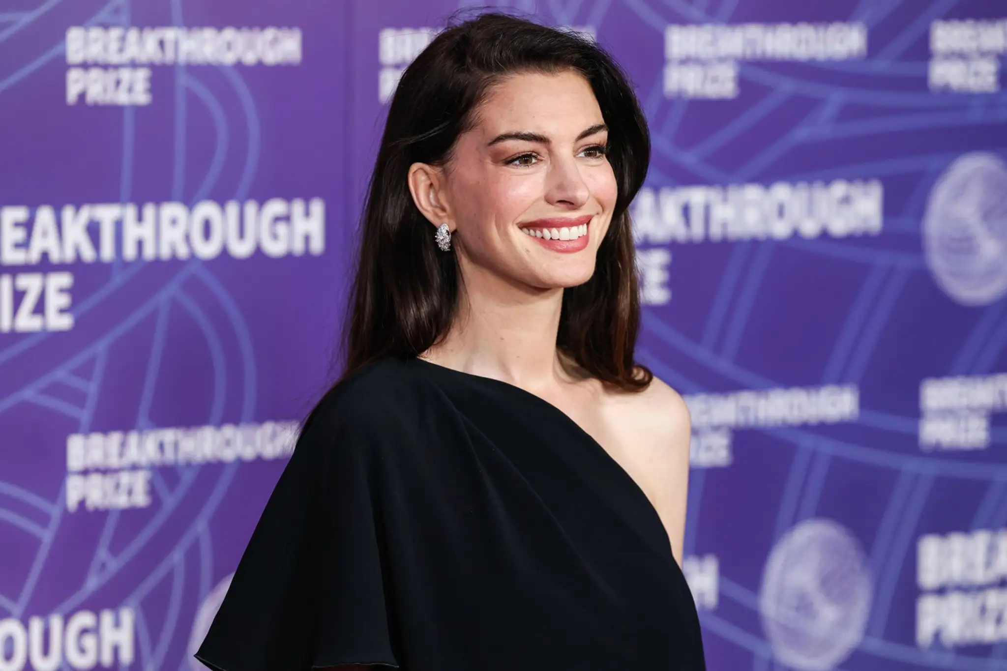 Anne Hathaway prekvapila outfitom. 