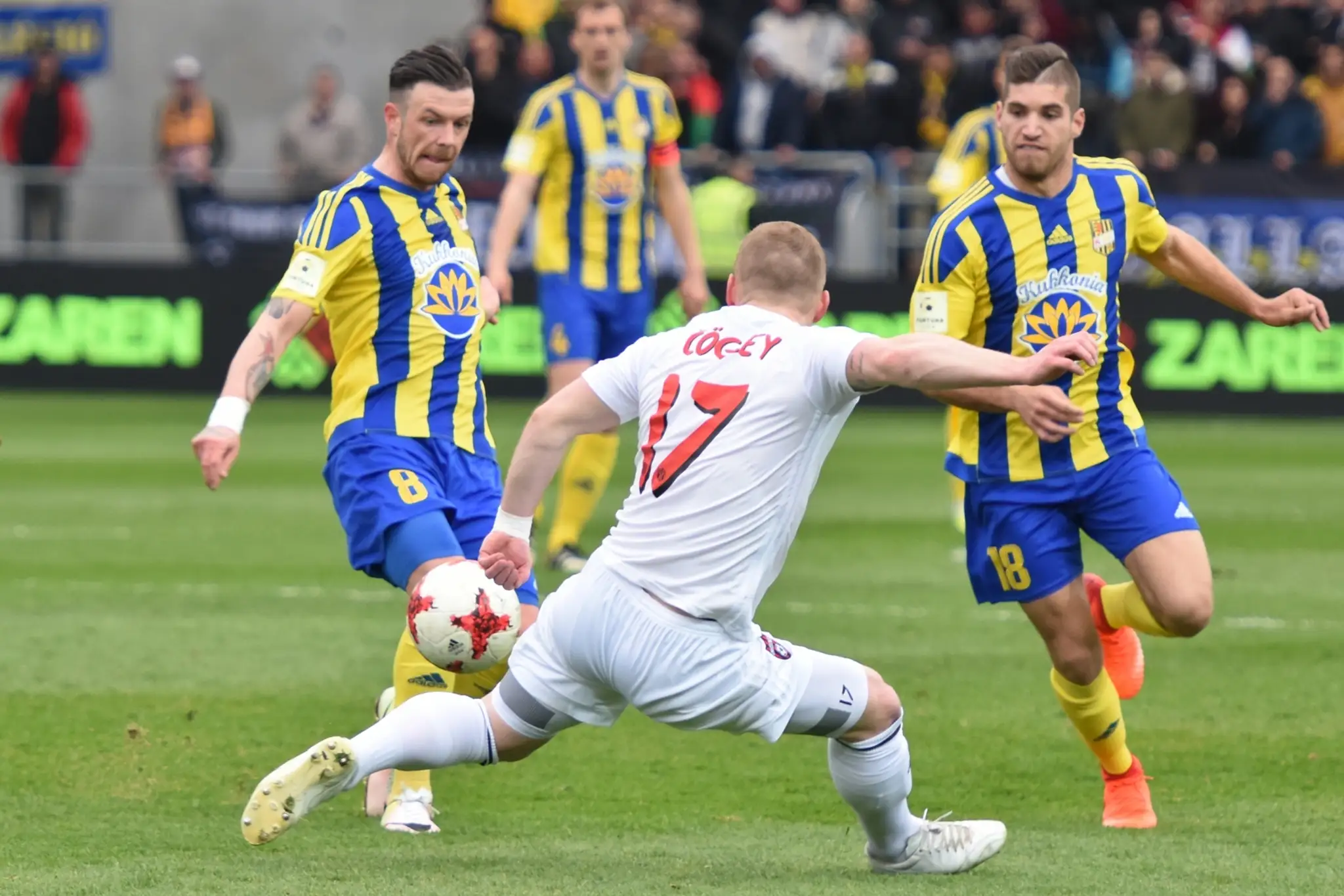 Na snímke vľavo hráč Dunajskej Stredy Erik Pačinda, hráč Trnavy Peter Čögley a hráč Dunajskej Stredy Kristopher Vida