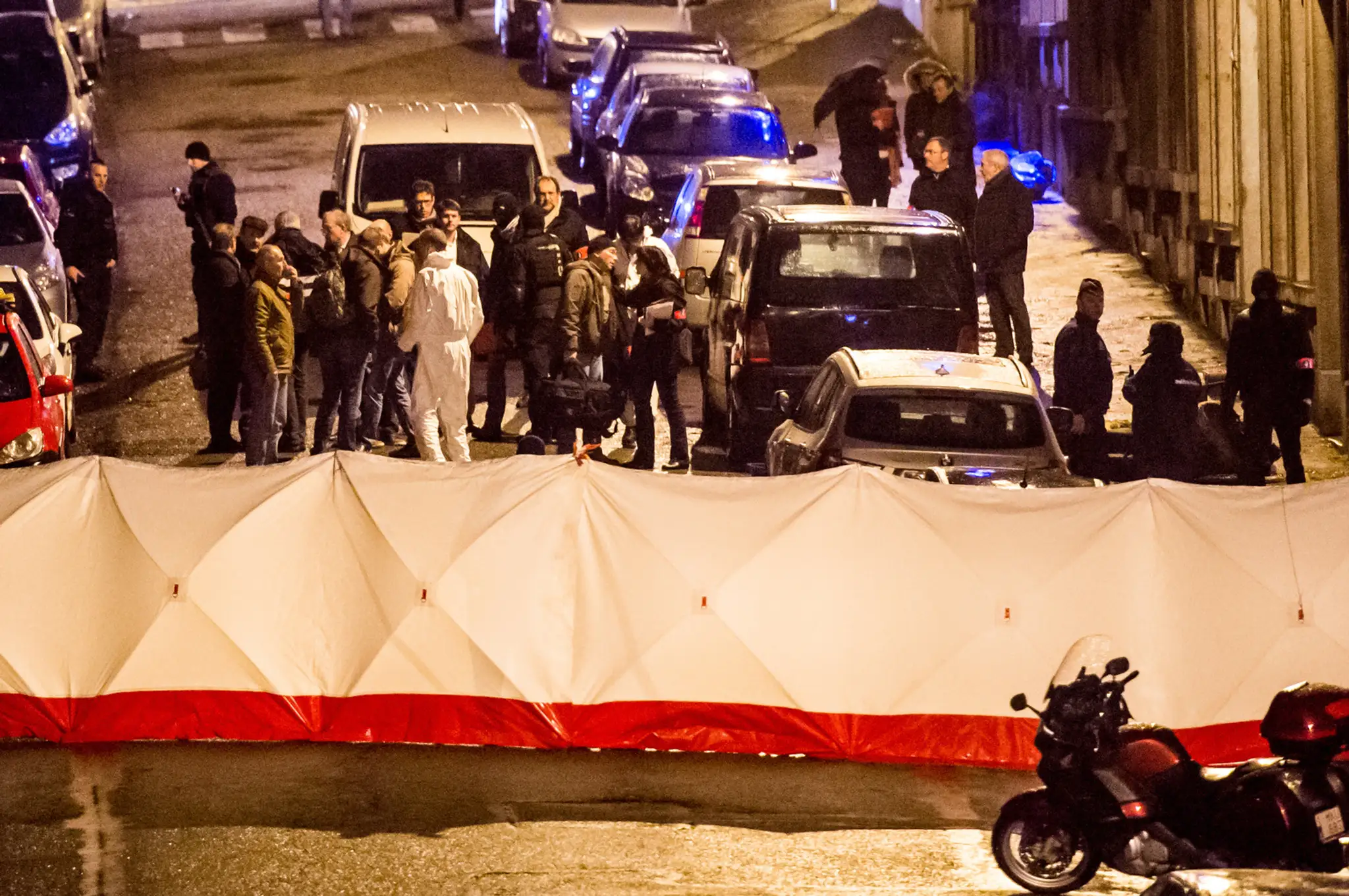 Policajti vyšetrujú strelbu na ulici počas protiteroristickej operácie v meste Verviers na východe Belgicka.