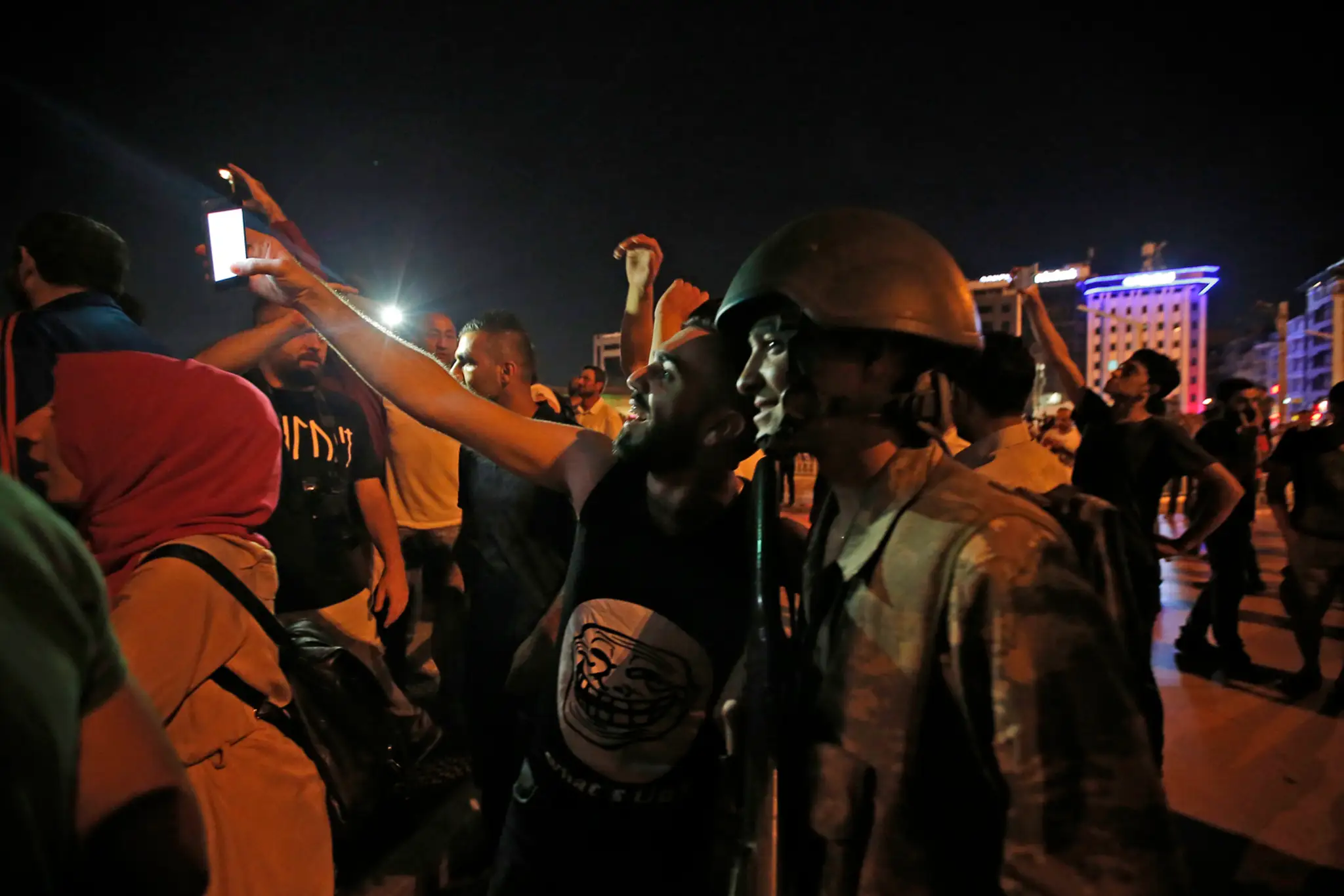 Niektorí ľudia v uliciach Istanbulu si s vojakmi robili počas pokusu o prevrat "selfie" fotky.