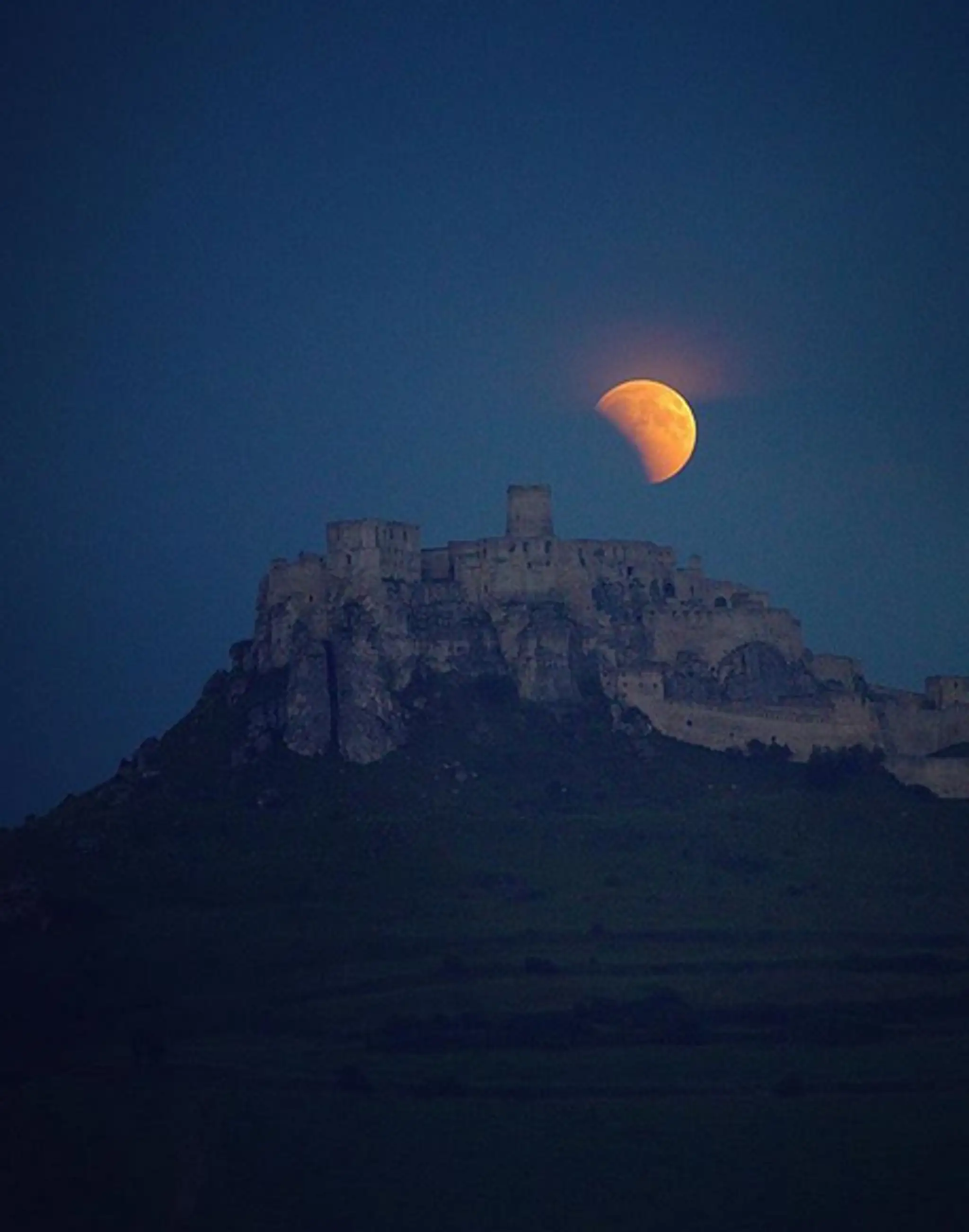 Zatmenie Mesiaca nad Spišským hradom