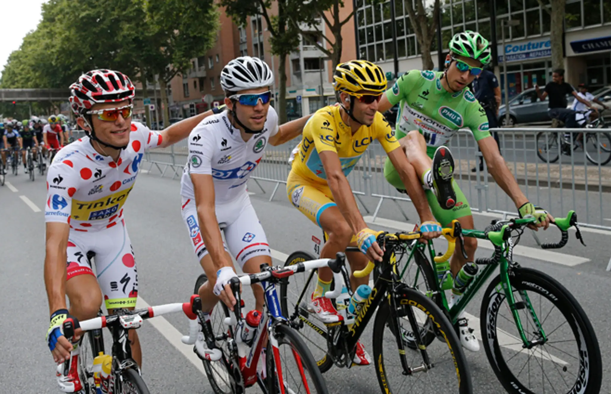 Peter Sagan, Vincenzo Nibali, Rafal Majka (prvý zľava) a Francúz Thibaut Pinot po štarte poslednej etapy Tour de France.