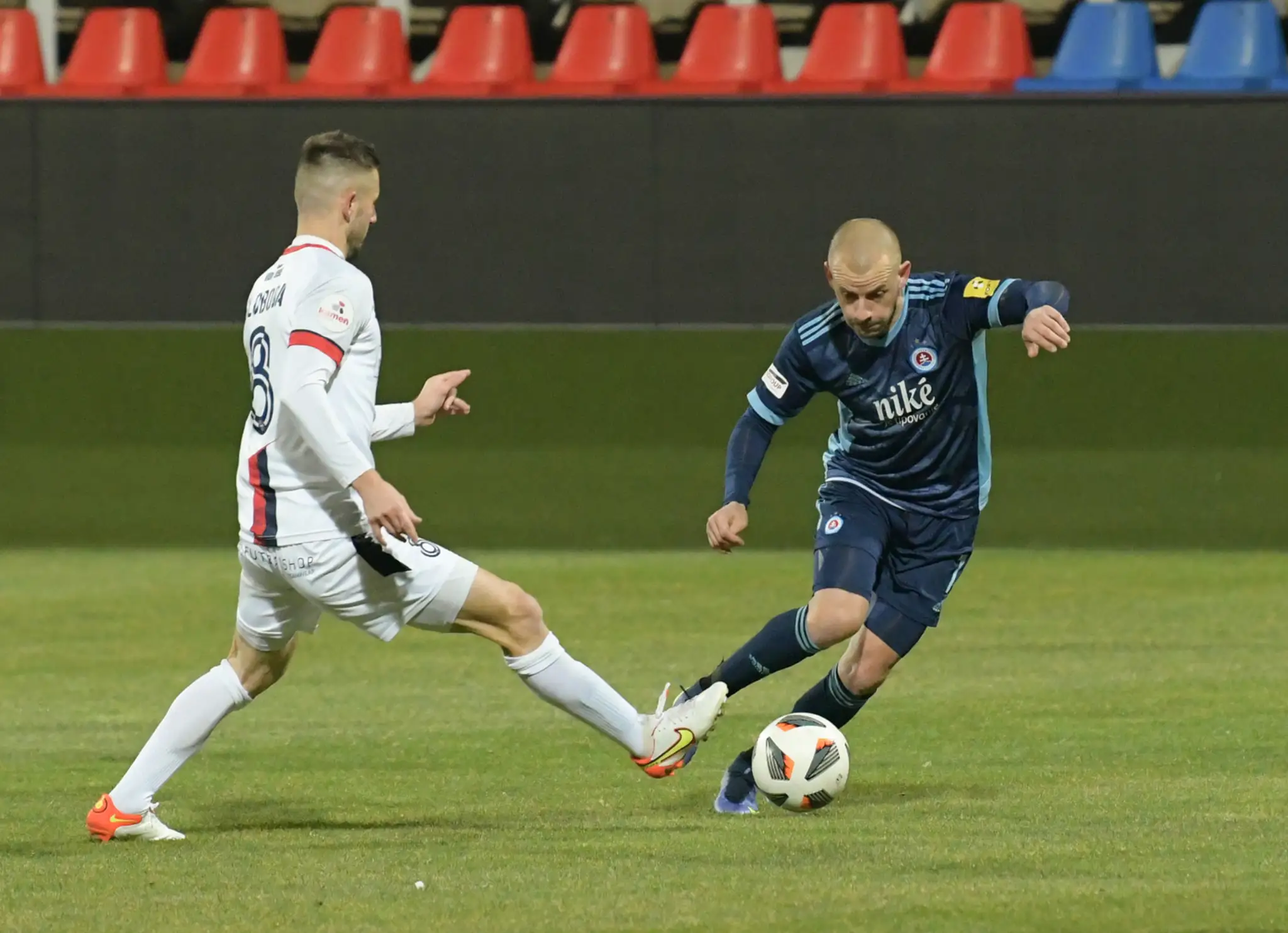 Na snímke zľava Anton Sloboda (Zlaté Moravce) a Vladimír Weiss (Slovan Bratislava).