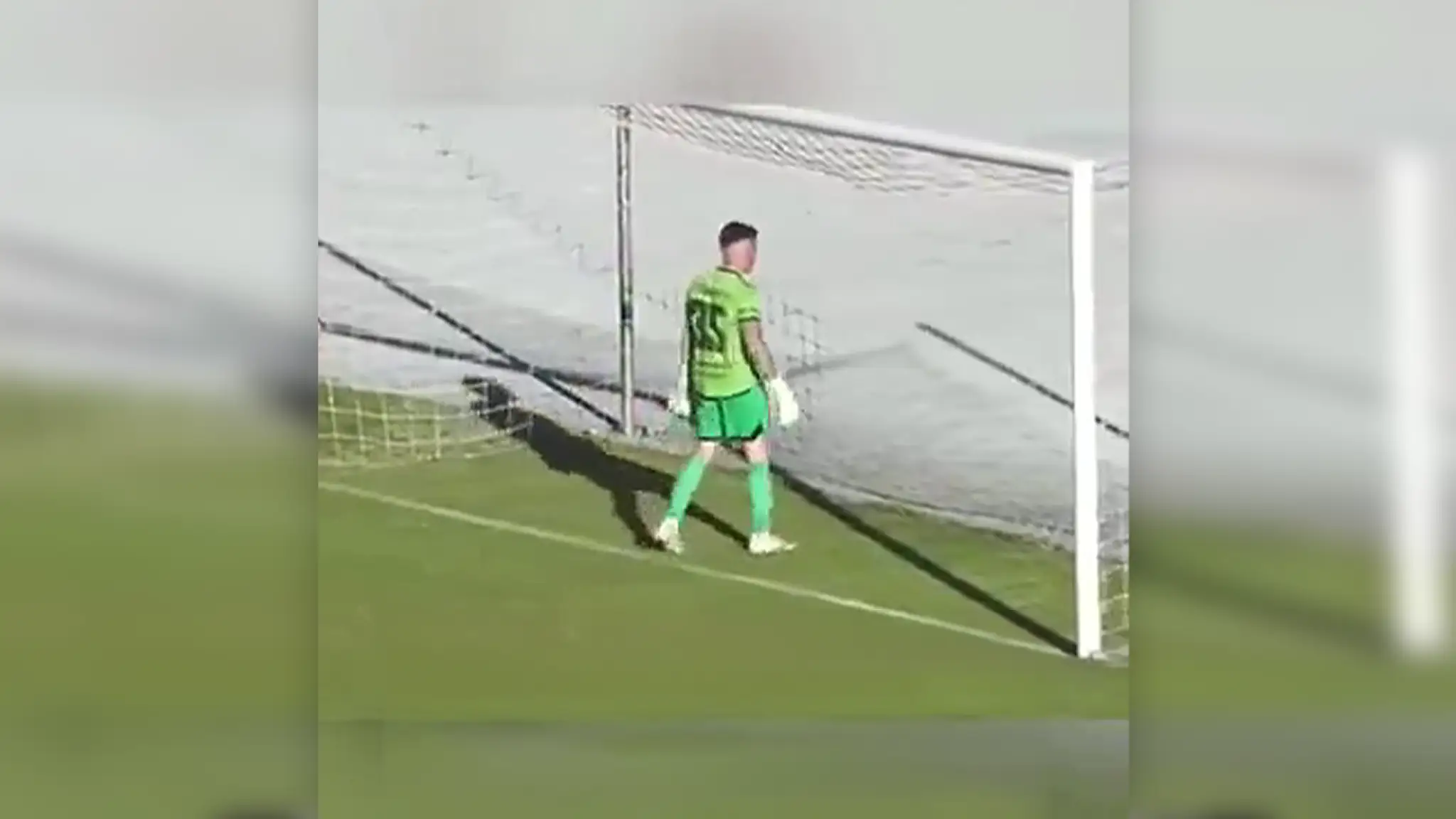 Brankár na protest proti verdiktu rozhodcu odmietol čeliť penalte.