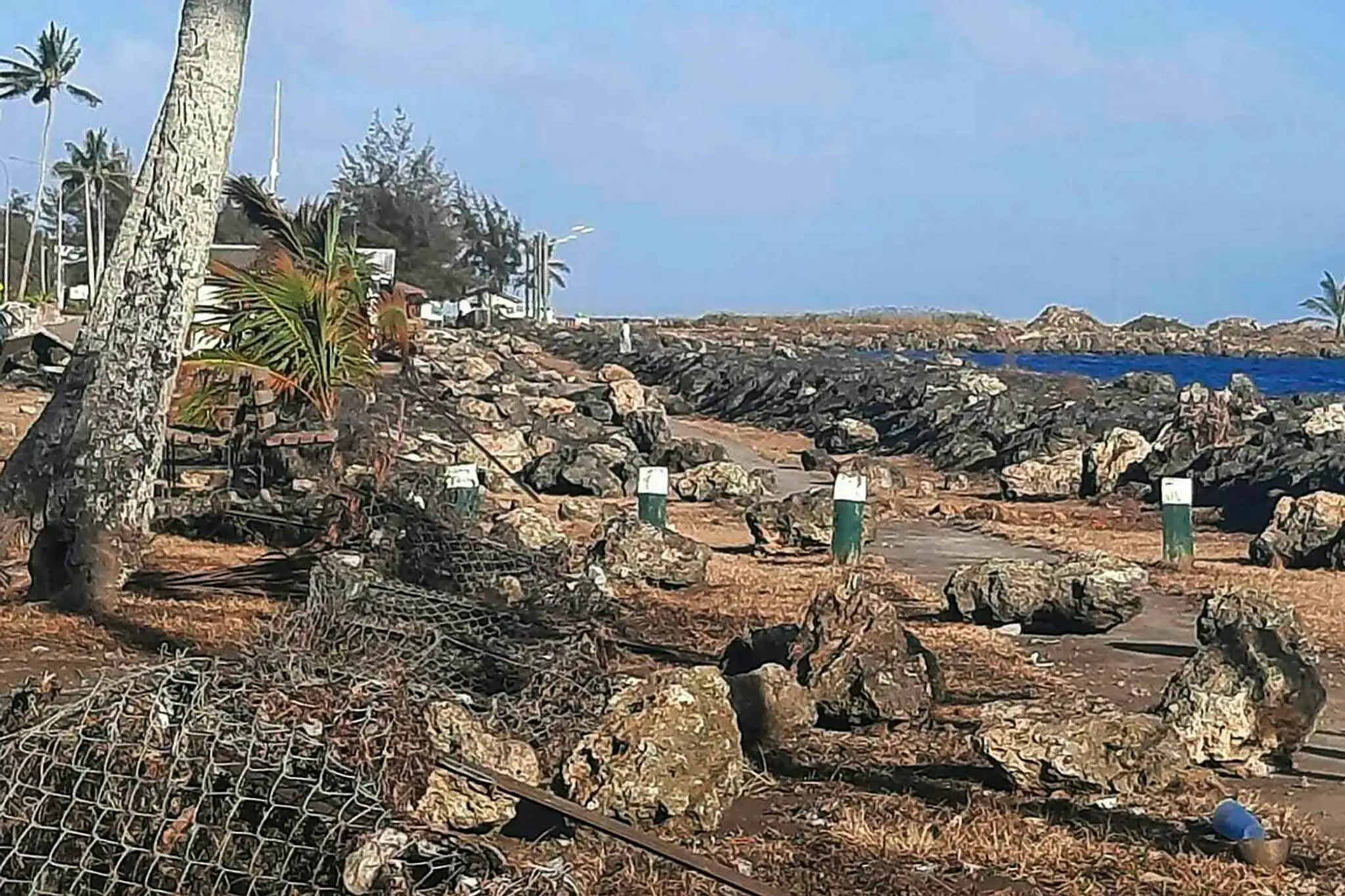 Zničené pobrežie hlavného mesta na ostrove Tonga