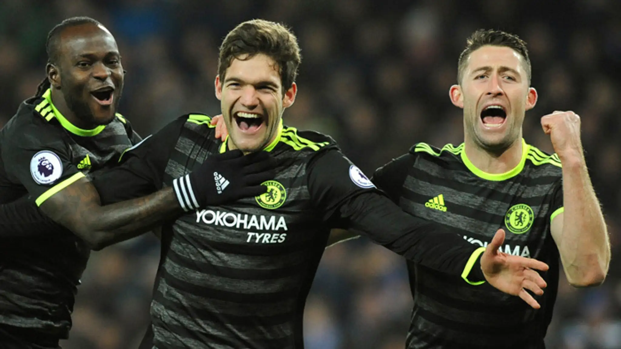 Uprostred hráč Chelsea Marcos Alonso.