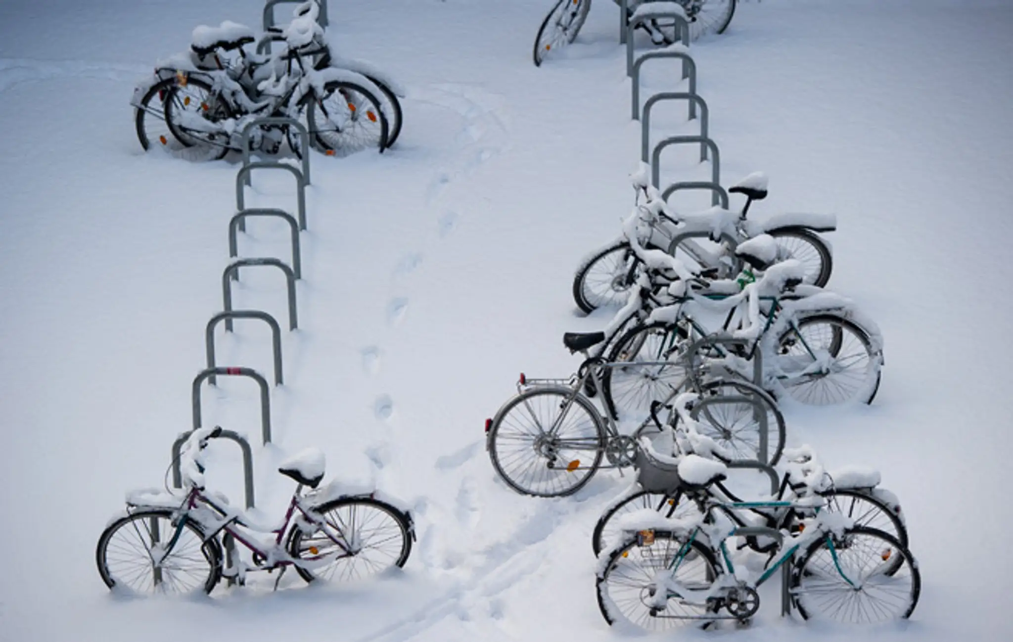 Zasnežené bicykle v berlínskom parku.