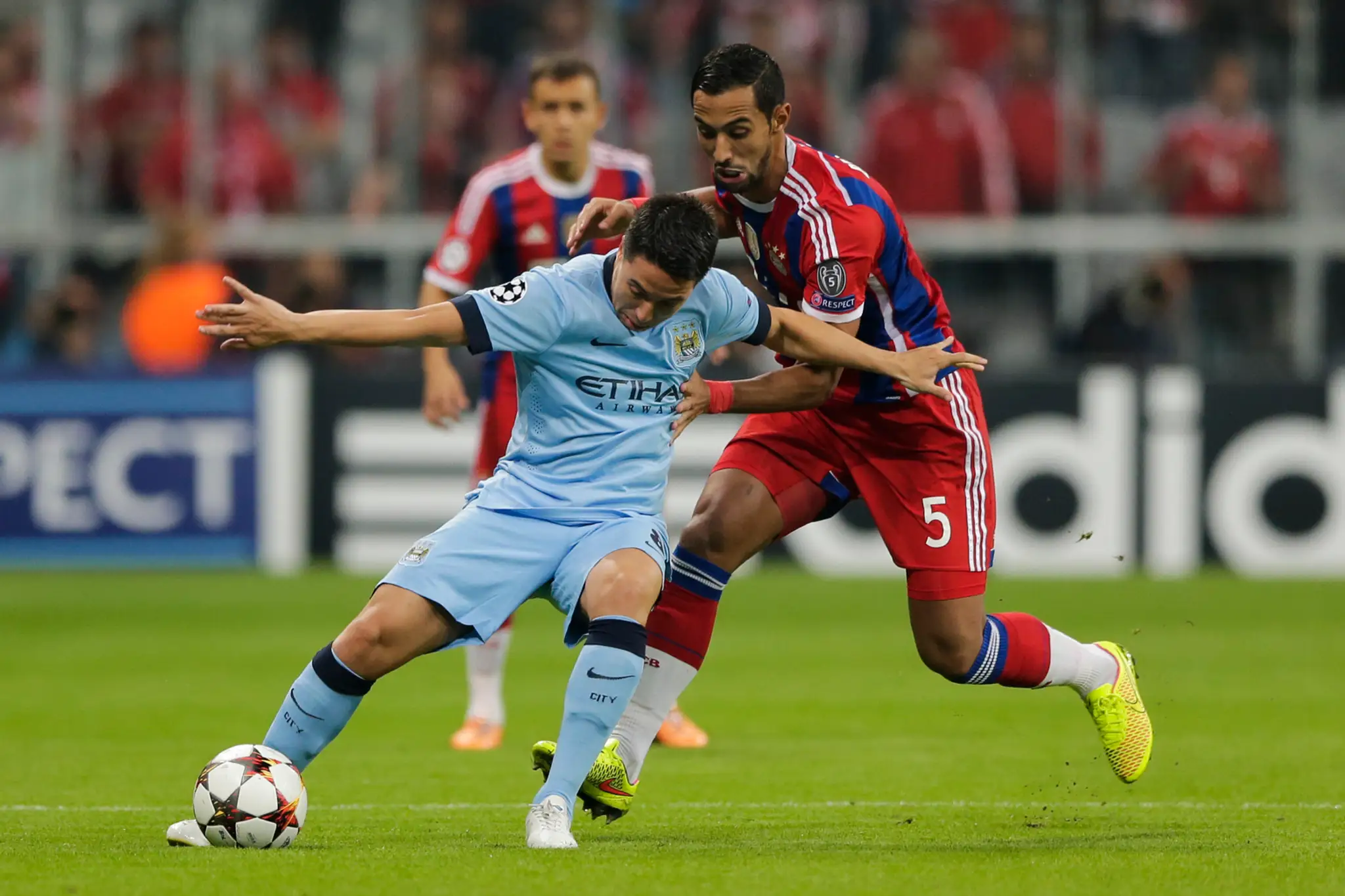 Hráč Bayernu Mehdi Beniata (vpravo) a hráč Manchestru Samir Nasri (vľavo) bojujú o loptu v zápase Ligy majstrov skupiny E