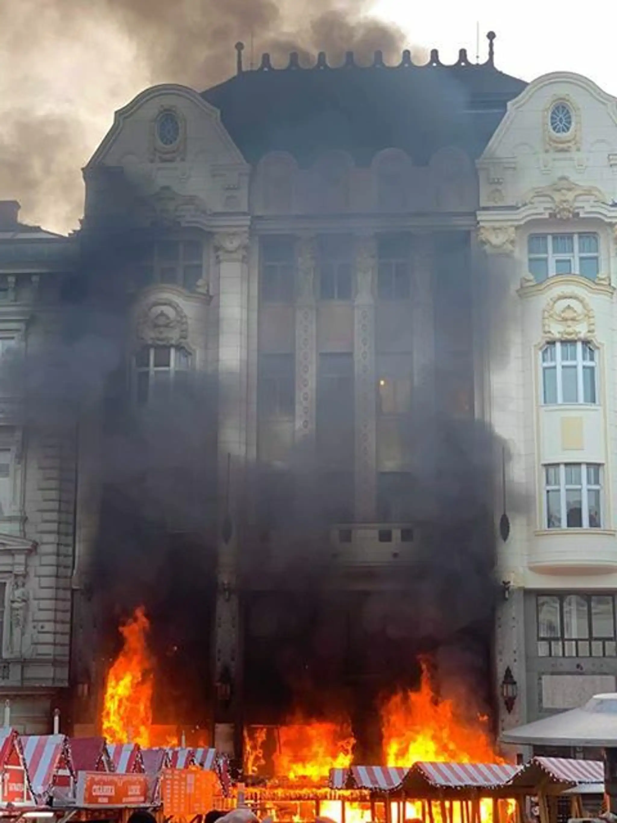 Požiar na vianočných trhoch.