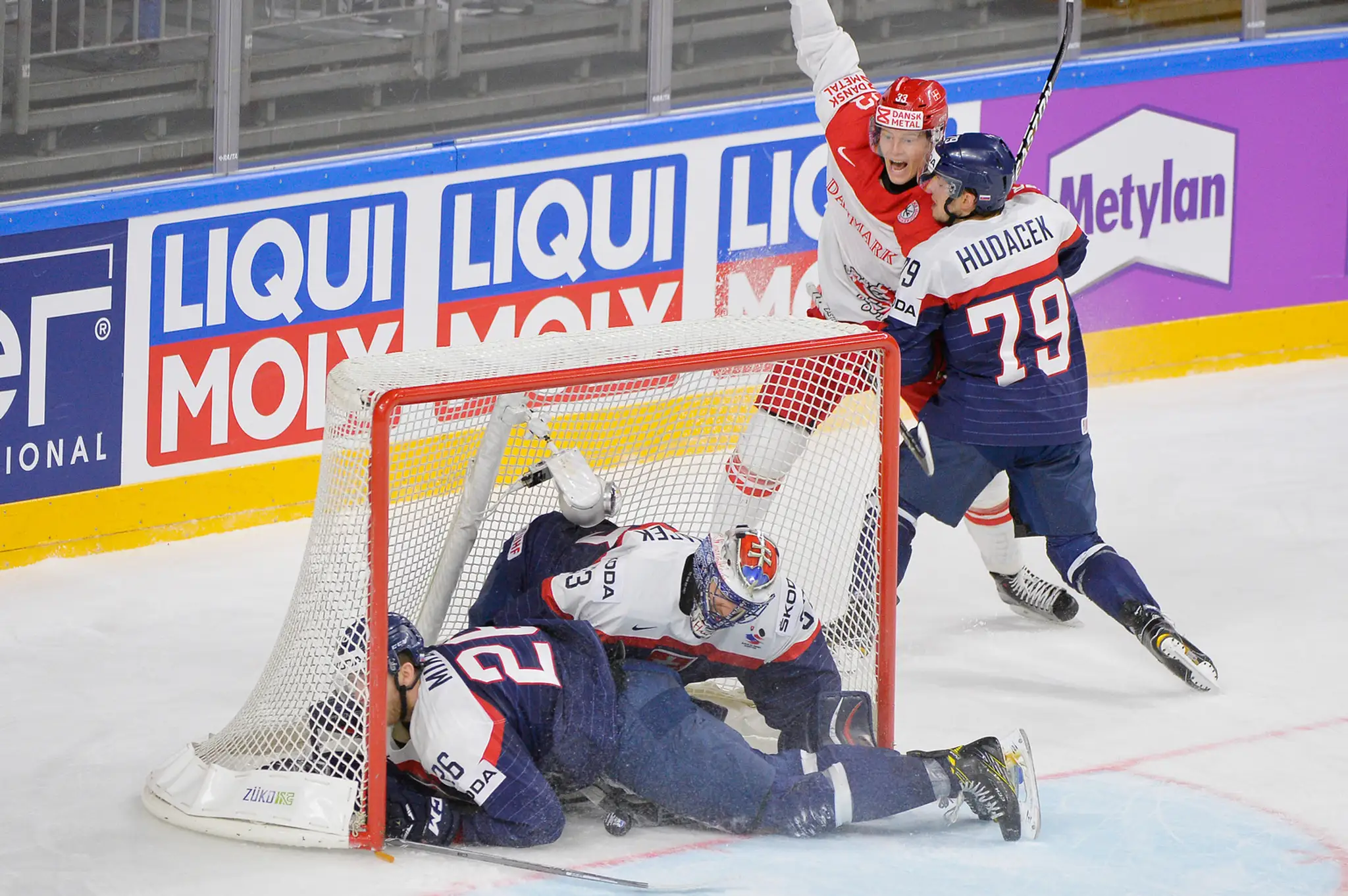 Andres Ambuhl zo Švajčiarska sa teší z gólu v dueli MS 2017 proti Francúzsku.