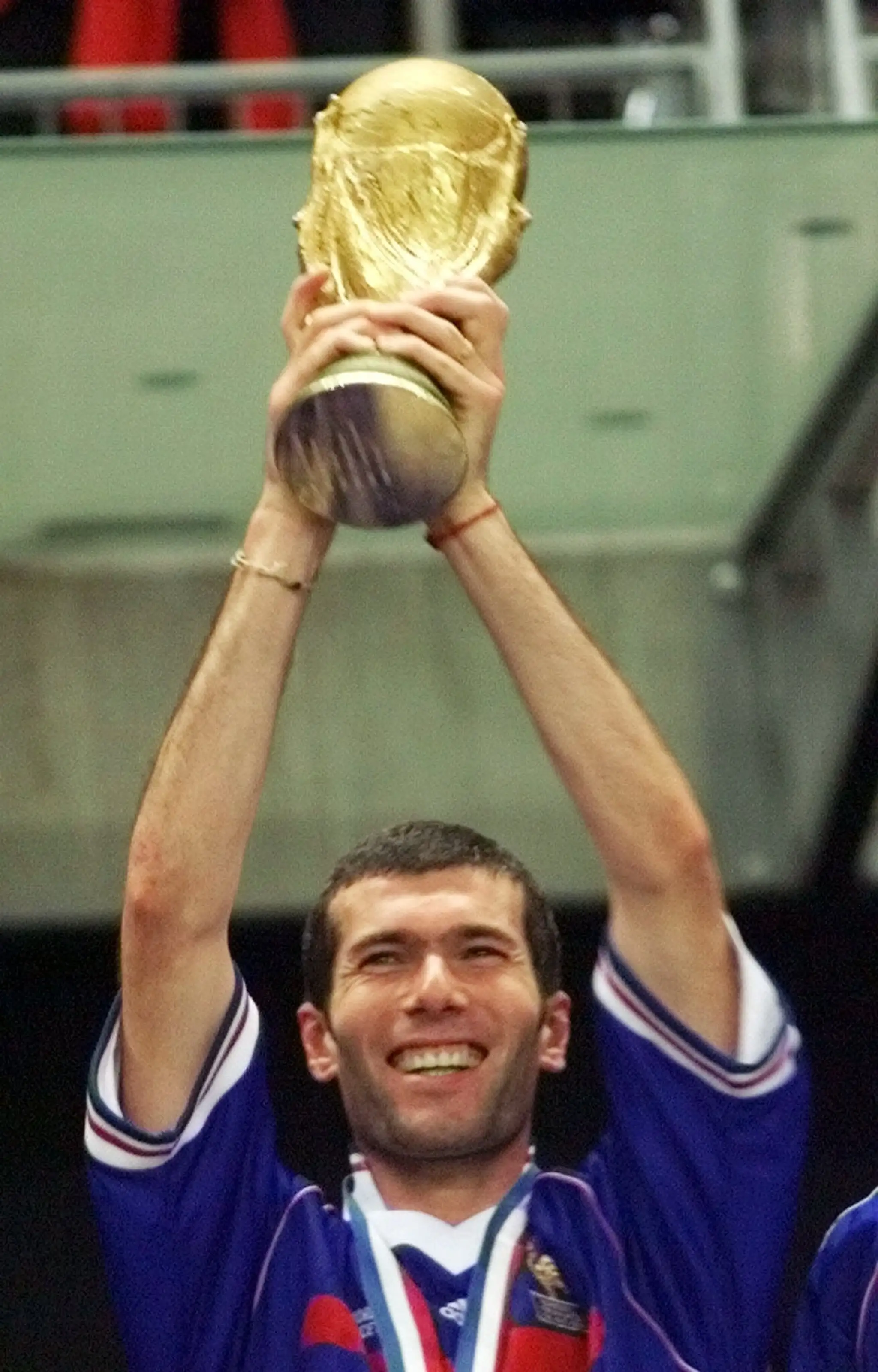 Zinédine Zidane na archívnej snímke po zisku titulu majstra sveta 1998.