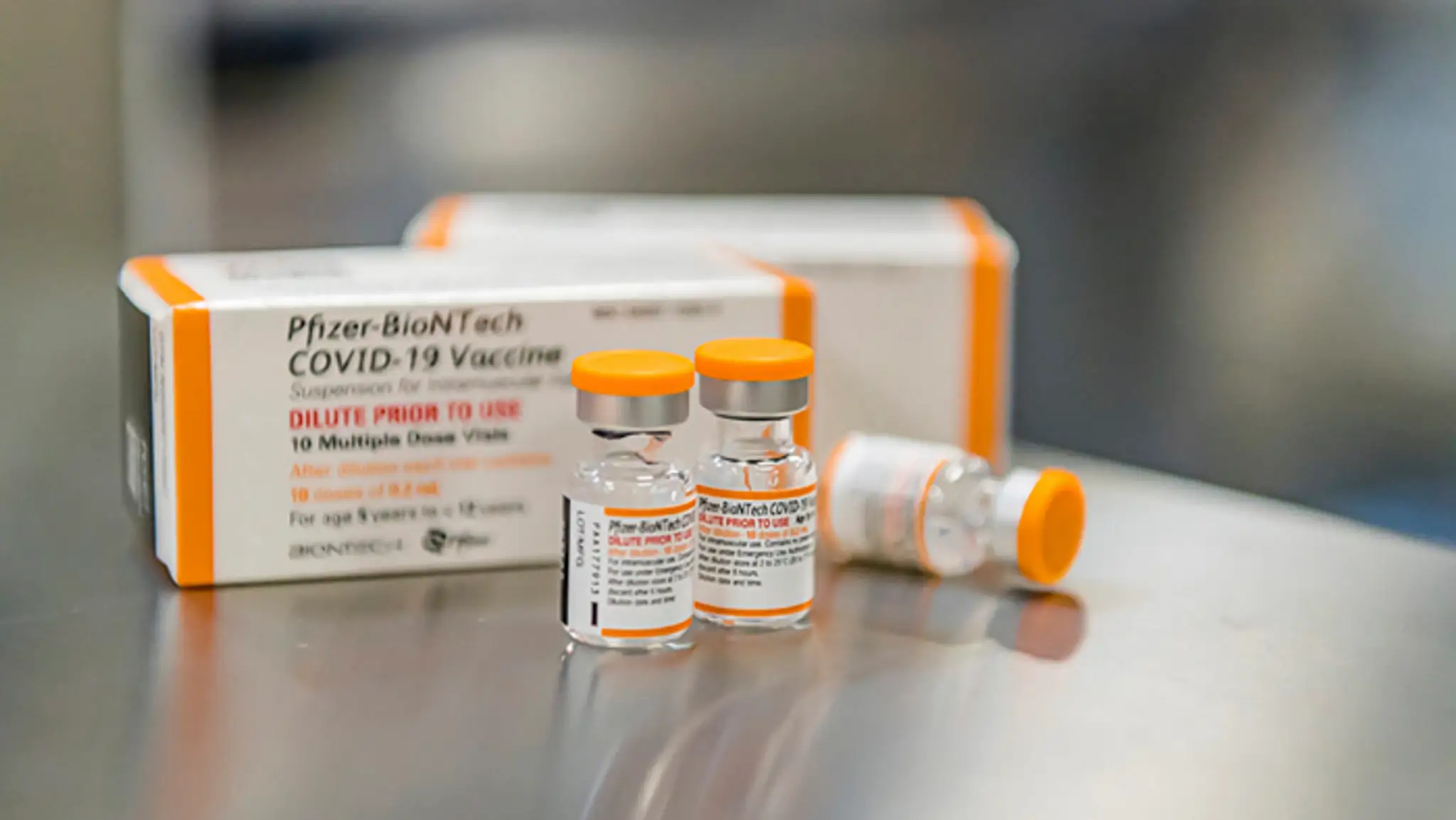 Ampulky s vakcínou proti ochoreniu COVID-19 od spoločnosti Pfizer/Biontech pre deti.