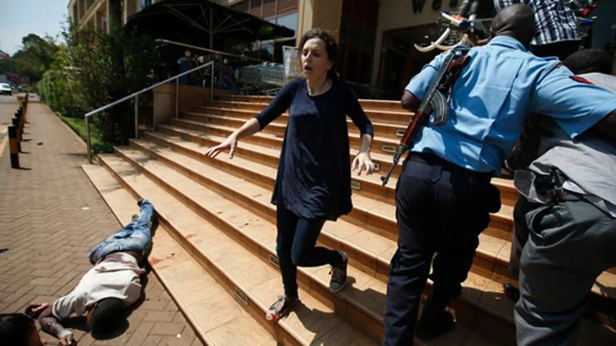 Matka Elliotta Priora pri nákupnom centre v Nairobi