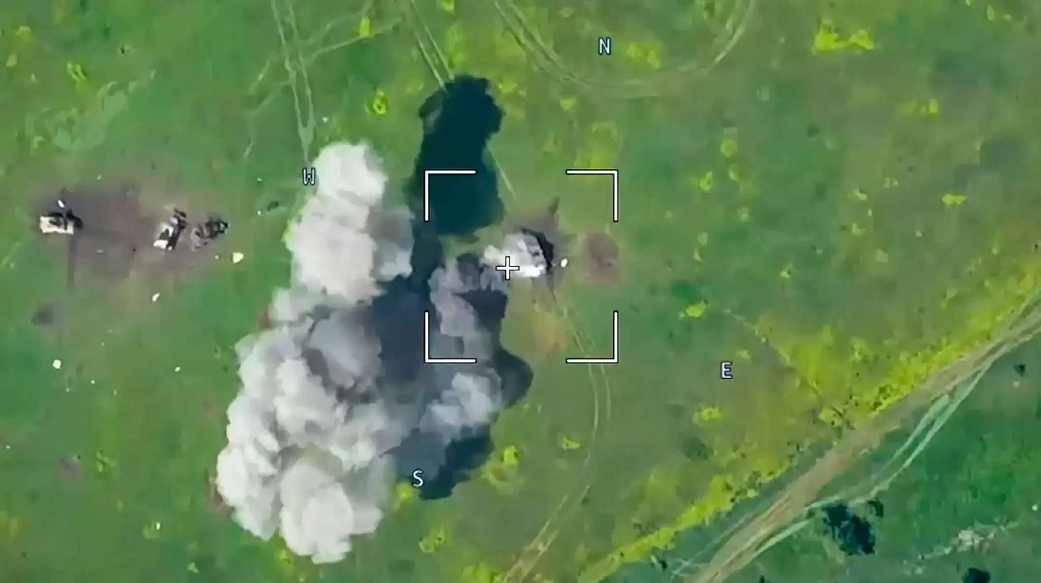 Na snímke z videa zverejnenej ruským ministerstvom obrany ukrajinské vojenské vozidlo  je zasiahnuté ruskou raketou.