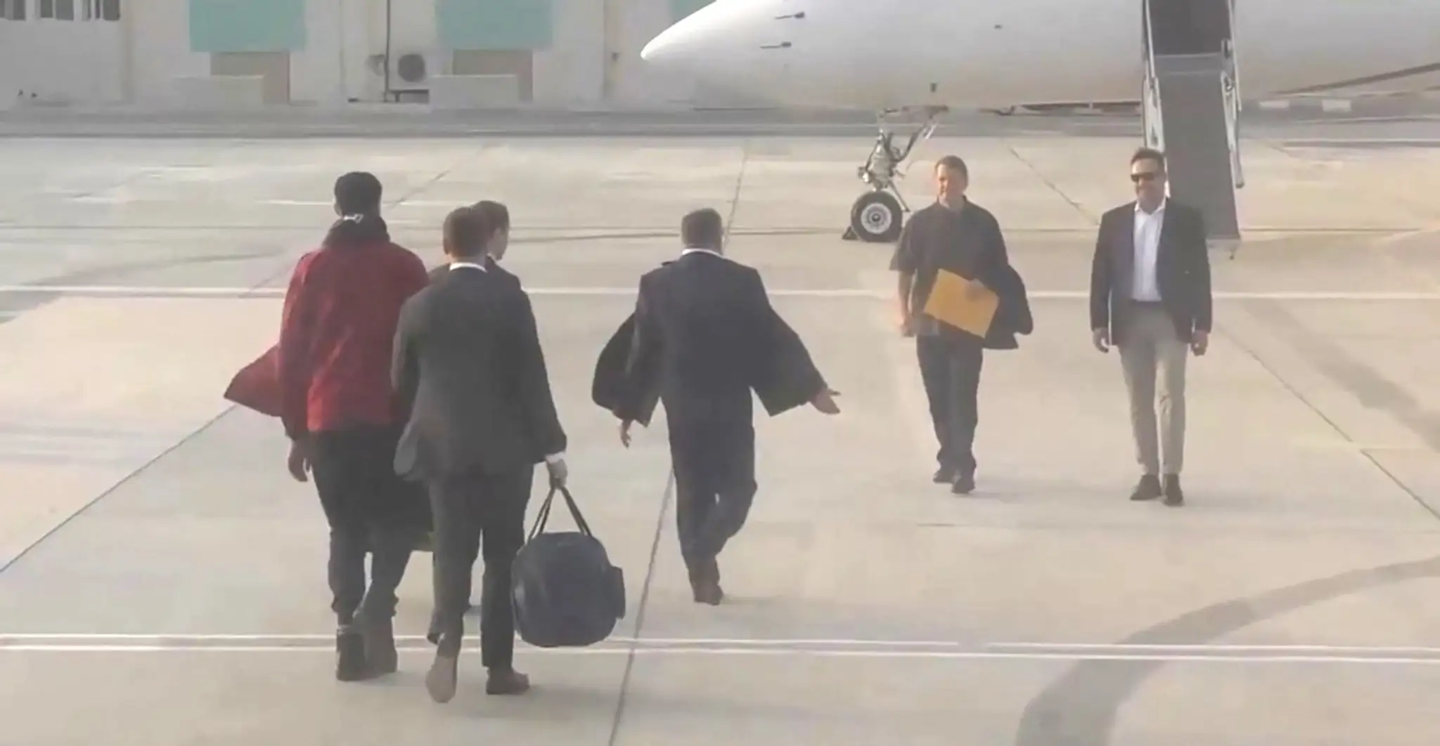 Grinerovej, s ktorou sa pri výmene križovali na pristávacej ploche letiska v Abú Zabí, But podľa svojich slov zaželal veľa šťastia.